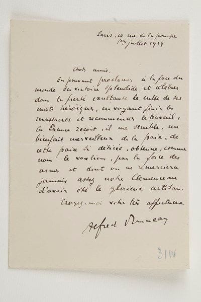 Alfred BRUNEAU
4 L.A.S., 1891-1919 et s.d.; 4 pages et demie in-8. Bruxelles samedi matin [novembre 1891, au librettiste Louis Gallet], avant la représentation à Bruxelles de son opéra Le Rêve, d'après Émile Zola, prévue pour le 12 novembre au Théâtre de la Monnaie : «J'ai voulu attendre aujourd'hui pour vous dire le jour afin de voir si nous serions prêts et il est certain maintenant que nous passerons à cette date. Venez le plus tôt possible. On a décidé hier soir que la répétition générale aurait lieu aujourd'hui à midi afin d'avoir le moins de monde possible à cette répétition. C'est trop tôt, car nous ne sommes pas tout à fait au point. Mais vous en verrez d'autres et vos conseils nous sont indispensables. J'écris à Zola pour lui dire le jour de la première mais il ne viendra qu'à la dernière minute. Melle Chrétien [dans le rôle d'Angélique] est extrêmement curieuse et l'orchestre est très remarquable»... Paris 1er juillet 1919, à des amis : «En pouvant proclamer à la face du monde sa victoire splendide et célébrer dans la fierté exaltante le culte de ses morts héroïques, en voyant finir les massacres et recommencer le travail, la France reçoit, il me semble, un bienfait merveilleux de la paix, de cette paix si désirée, obtenue, comme nous le voulions, par la force des armes et dont on ne remerciera jamais assez notre Clemenceau d'avoir été le glorieux artisan»...{CR} À Gustave Charpentier. Vendredi : sa femme a été opérée la veille d'un abcès au genou, «cela s'est aussi bien passé que possible»... Paris dimanche. Il est heureux de le savoir officier de la Légion d'Honneur : «Je veux vous embrasser et vous dire combien je suis content»... On joint une carte de visite autographe avec enveloppe à E. de Romilly (1910)