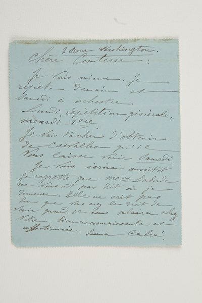 Emma CALVÉ (1858-1942) soprano
4 L.A.S., 1892-1910; 8 pages in-8 ou in-12. Janvier 1892, à la comtesse de Guerne, au sujet de la création à l'Opéra-Comique de Cavalleria rusticana : «Je vais mieux. Je répète demain et samedi à orchestre. Lundi répétition générale, mardi 1ère. Je vais tâcher d'obtenir de Carvalho qu'il vous laisse venir samedi. Je vous écrirai aussitôt»... - «Aujourd'hui choeurs, essayage de costumes etc. Rien d'assez intéressant. Je vous conseille d'attendre l'orchestre ce qu'on appelle une répétition d'ensemble où chacun fait de son mieux. D'ici là, ce ne sera qu'ennuyeux»... S.d., à une dame : elle est heureuse de la revoir, ainsi que son frère, et fixe un rendez-vous pour le lendemain... Delhi Benarès Agra décembre 1910 (au dos de 3 cartes postales photogr. et une photographie) : «Mes chers amis Rodolphe et Mimi votre vieille amie Calvé pense à vous deux et vous envoie ses souvenirs les meilleurs». Elle part pour la Birmanie, la Chine, le Japon et sera de retour à Paris en mai... «Grand succès pour moi et ma troupe en Australie et l'Inde»
