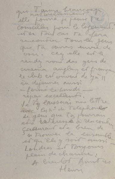 Henri CARTIER-BRESSON (1908-2004) photographe
L.A.S. «Henri», Londres 16 juillet, [à Georges Sadoul]; 2 pages in-8 au crayon, en-tête avec vignette Office Of War Information, United States Government, American Ambassy London. Il lui recommande d'aller, à son arrivée à Londres, «au Petit Club Français St James Place [...] tenu par Alwin Vaughn qui t'aime beaucoup naturellement. Elle pourra je pense te conseiller pour le logement et en tous cas te fera rencontrer tous les gens que tu auras envie de voir». Cet établissement est le rendez-vous de tout le cinéma anglais et français, et les repas y sont excellents. Il lui laissera une lettre avec les numéros des gens à rencontrer. «Ça aurait été bien de se trouver là ensemble et qu'Eli [son épouse] y soit aussi - Londres est toujours plein de charme»