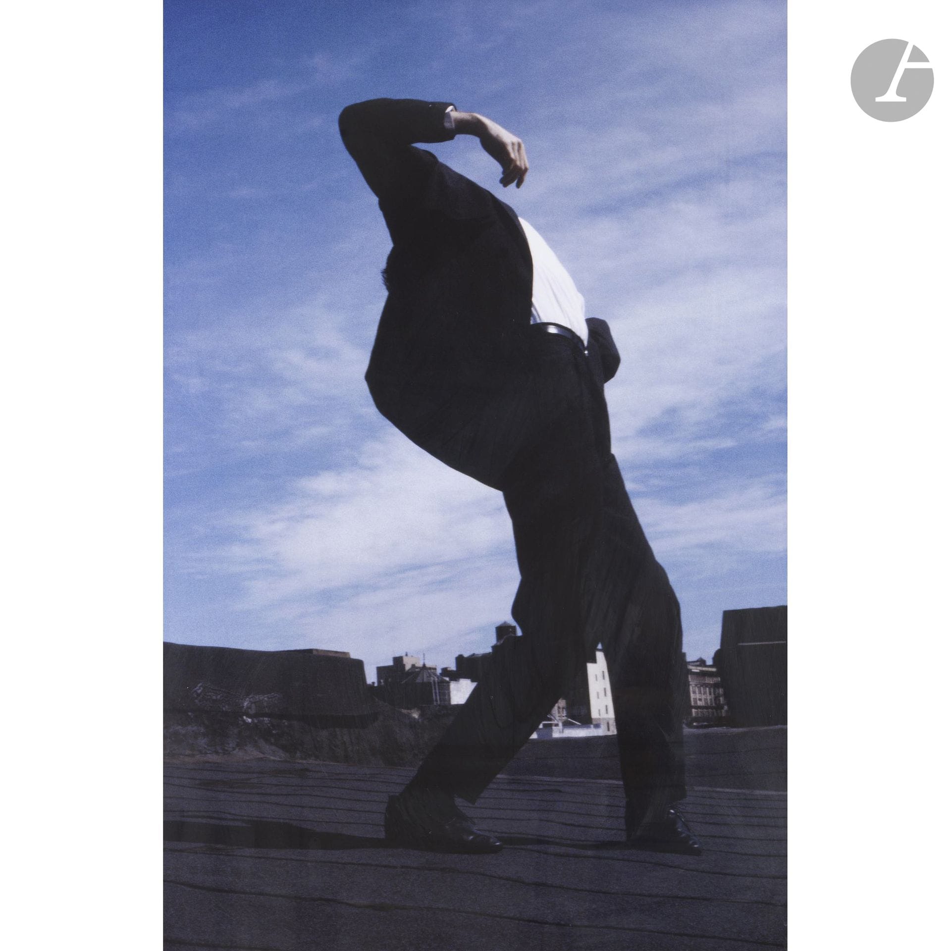 Robert Longo (1953)
Sans titre, de la série Men in the cities, 1981-1998.
Épreuve chromogénique, signée et datée à l’encre au verso. Édition de 10 exemplaires. 
Image : 102 x 68 cm - Feuille : 110 x 76 cm - cadre