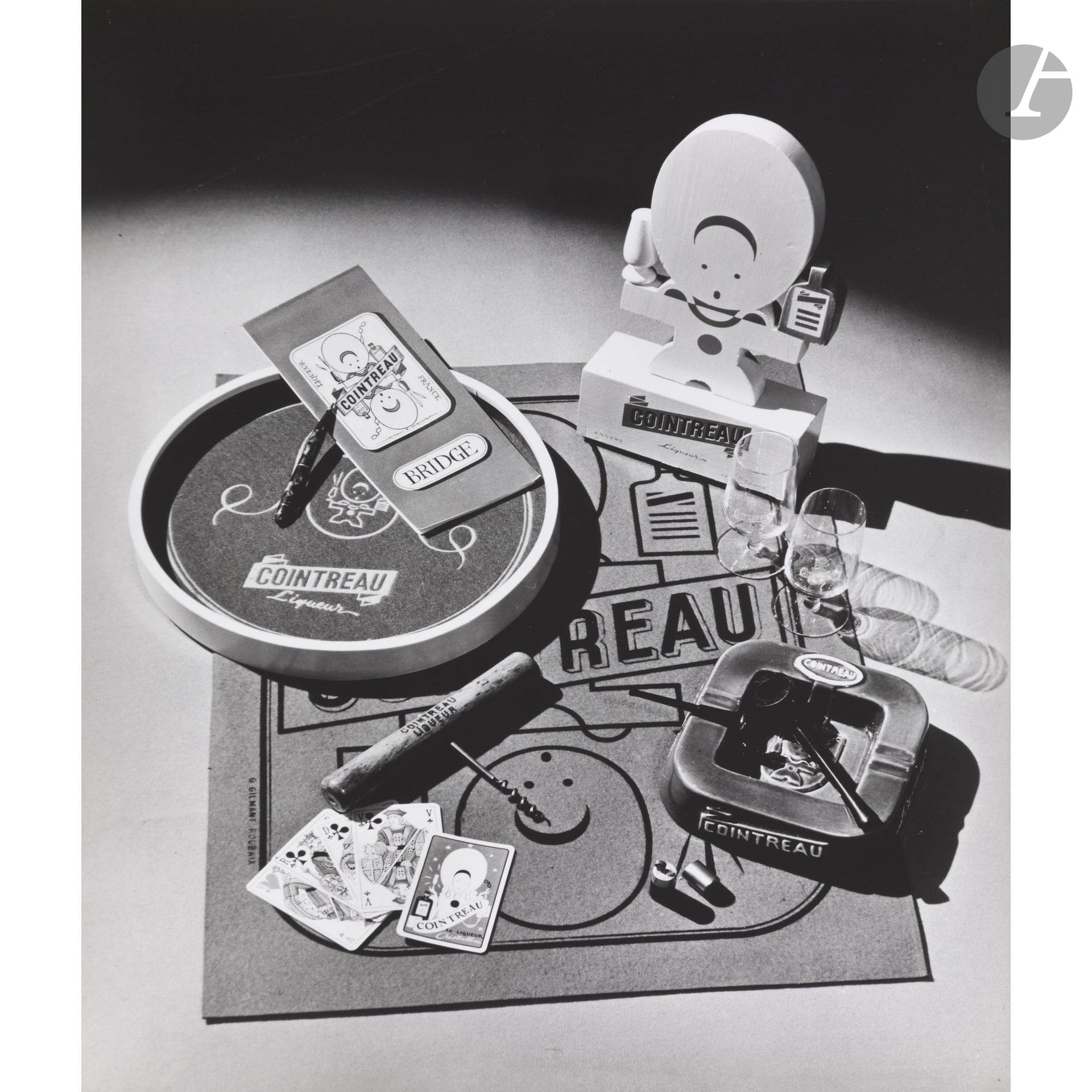 René-Jacques (1908-2003)
Photographies publicitaires, c. 1950-1960.
Simca. Cinzano. Cointreau. Gants. 
Quatre (4) épreuves argentiques, dont trois (3) d’époque. Signature (1), tampons du photographe (3) et dates (1) aux versos. Une épreuve avec perforations dans la marge gauche.
Formats : de 28,7 x 21,7 à 30 x 23,5 cm