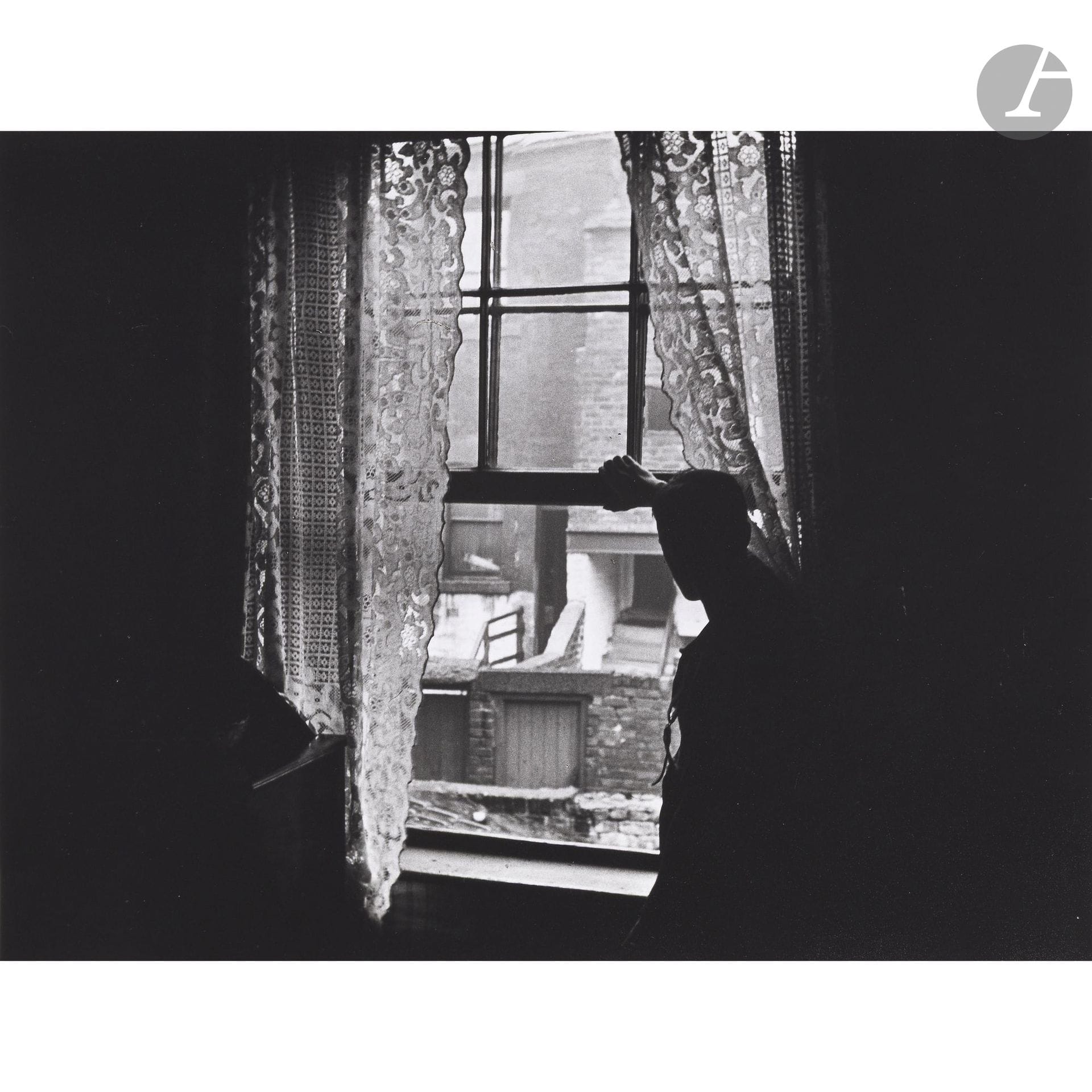 Gisèle Freund (1908-2000)
L’Homme à la fenêtre. Newcastle-on-Tyne, 1935.
Épreuve argentique (c. 1980). Tampon « Copyright by - Gisèle Freund » et titre au crayon au verso. 
Image : 29 x 39 cm
Feuille : 30 x 40 cm