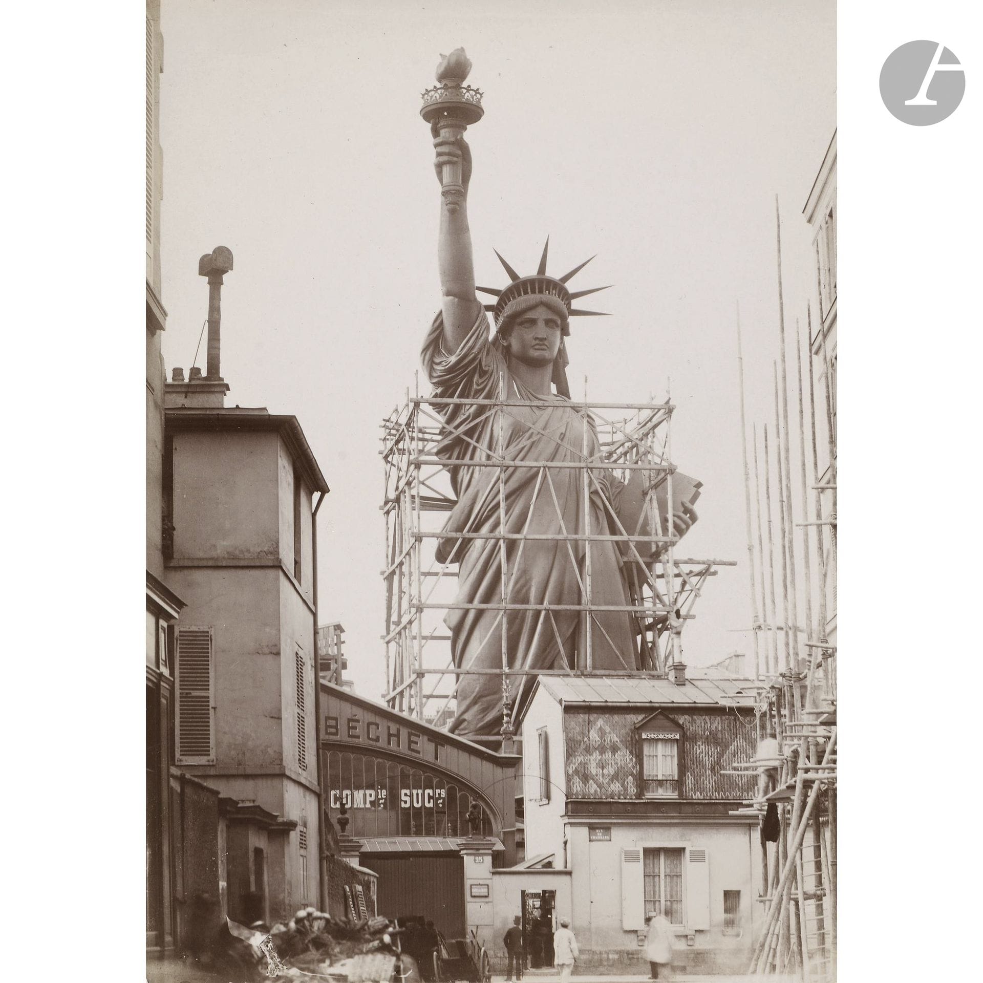 Photographe non identifié
La statue de la Liberté (ou La Liberté éclairant le monde) d’Auguste Bartholdi dans l’atelier de montage de la rue de Chazelles. Paris, c. 1884. 
Épreuve d’époque sur papier citrate.
17 x 11,2 cm

Une exposition en cours au musée d’Orsay du 15 septembre 2026 au 31 janvier 2027 rend hommage au sculpteur et à son chef-d’œuvre.
