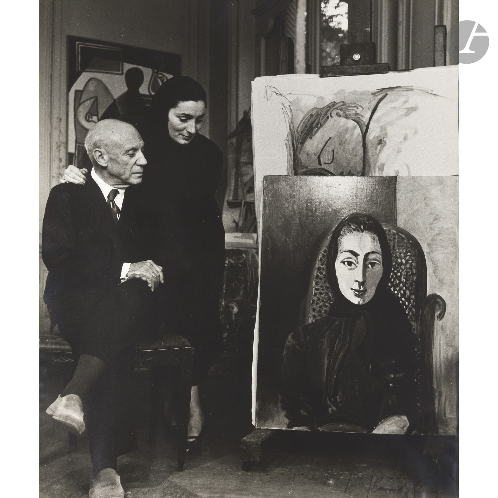 Edward Quinn (1920-1997)
Pablo Picasso au travail, à Vallauris, chez Madoura. Le peintre avec Jacqueline Roque, à la Californie à Cannes, avec « Portrait de Jacqueline au rocking-chair et à la mantille noire », 1953-1955.
Deux (2) épreuves argentiques (c. 1960), signées à l’encre en bas à droite. Tampon aux versos. 
59,5 x 50 cm