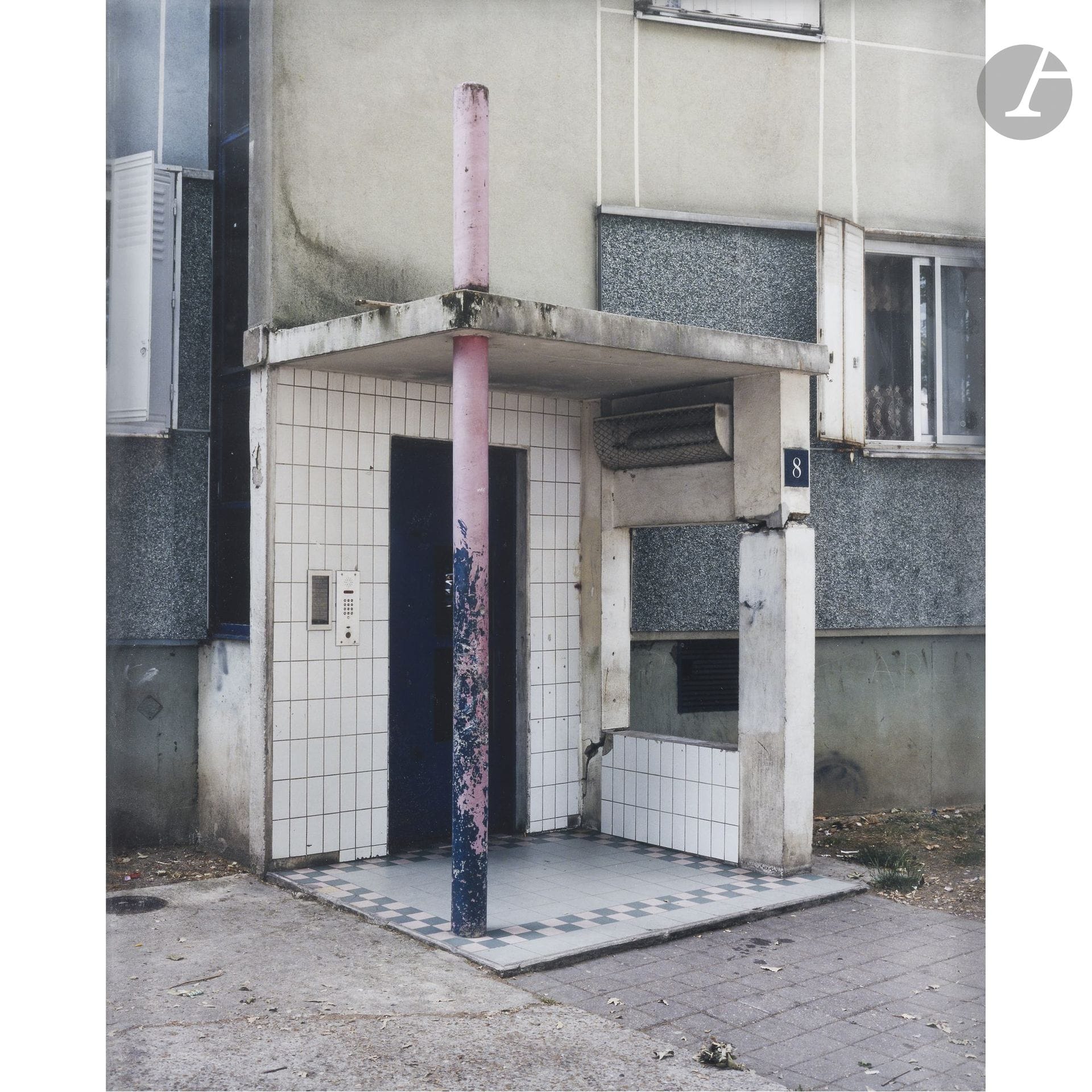 Denis Darzacq (1961)
Entrée n° 4, de la série Bobigny Centre-Ville, 2004.
Épreuve chromogénique d’époque (tirée par Fred Jourda en 2008), contrecollée sur aluminium, signée, titrée, datée et numérotée à 8 exemplaires à l’encre au verso du montage avec étiquette de la galerie VU’.
37 x 29 cm - cadre

Provenance : 
Galerie VU’, Paris.

Exposition : 
Denis Darzacq, Pavillon Carré de Baudoin, Paris, 3 octobre - 22 novembre 2008. 

Bibliographie : 
Denis Darzacq, Bobigny Centre-Ville, Arles, Actes Sud, 2006, p. 109.