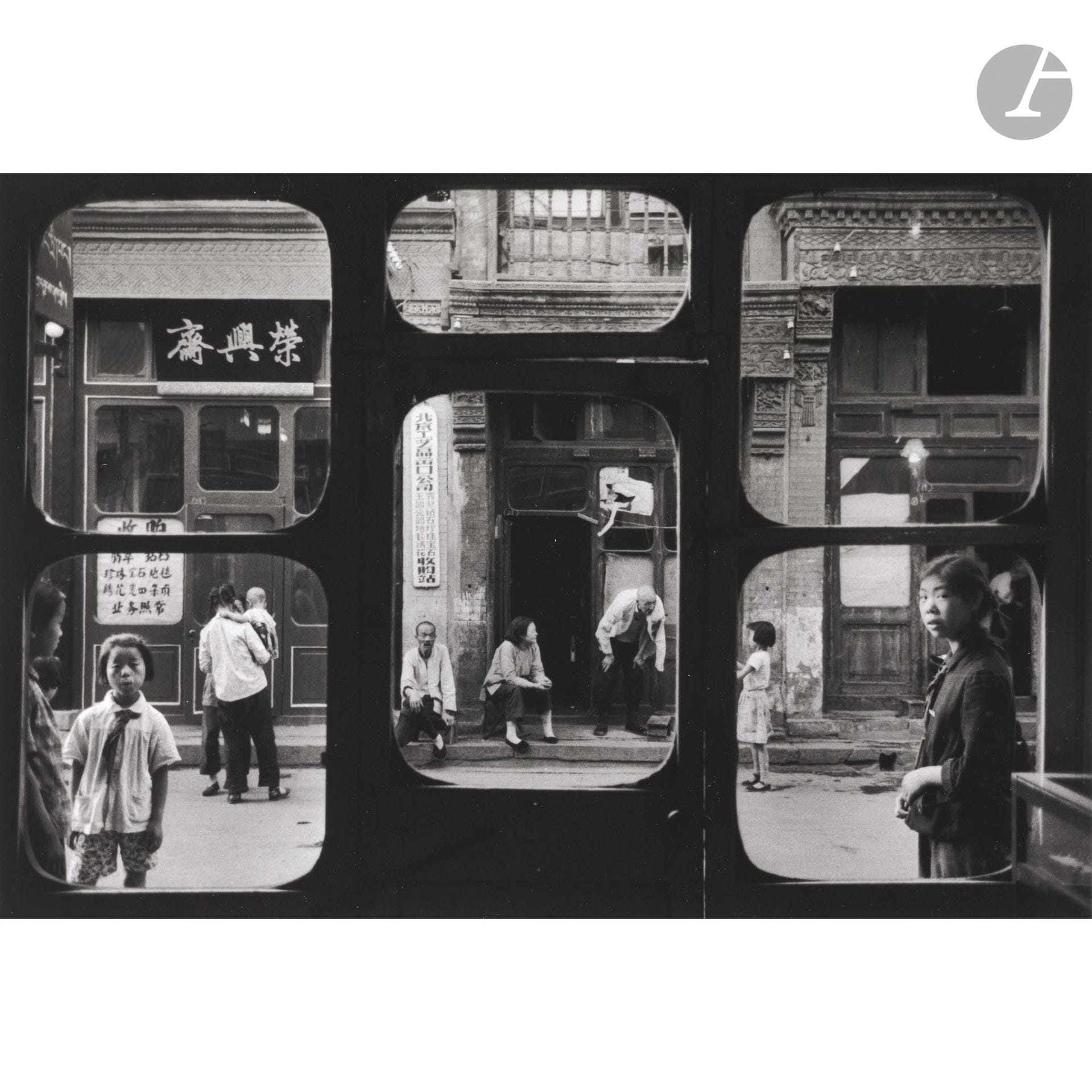 Marc Riboud (1923-2016)
Rue des antiquaires. Pékin, Chine, 1965. 
Épreuve argentique (c. 1990), signée, titrée et datée au crayon dans la marge en bas. Tampon « Marc Riboud 3 rue Auguste Comte 75006 Paris » et signature au crayon au verso. 
Image : 20,3 x 30 cm - Feuille : 30,5 x 40,5 cm