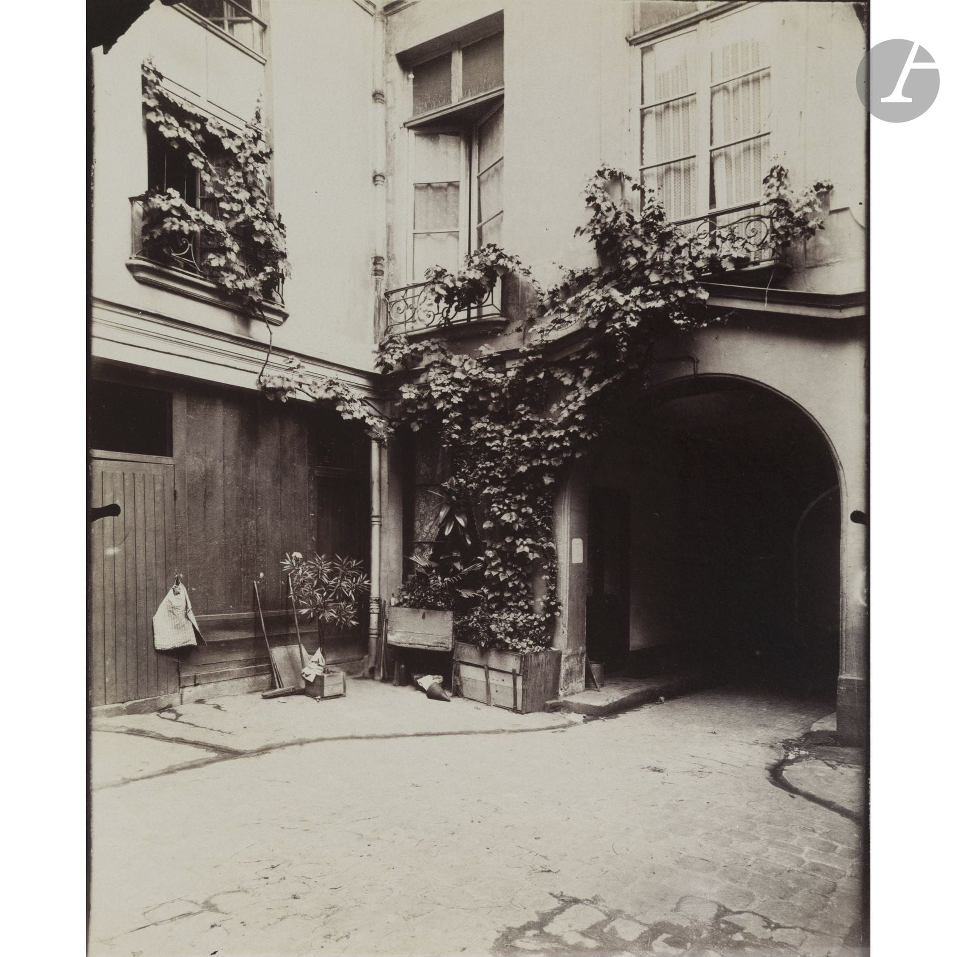 Eugène Atget (1857-1927)
3, rue des Lions-Saint-Paul. Paris, c. 1895-1900. 
Épreuve sur papier albuminé. Tampon « E. Atget », titre et numéro de négatif « 3998 » de la main du photographe au par Eugène Atget au crayon au verso. 
22 x 18 cm