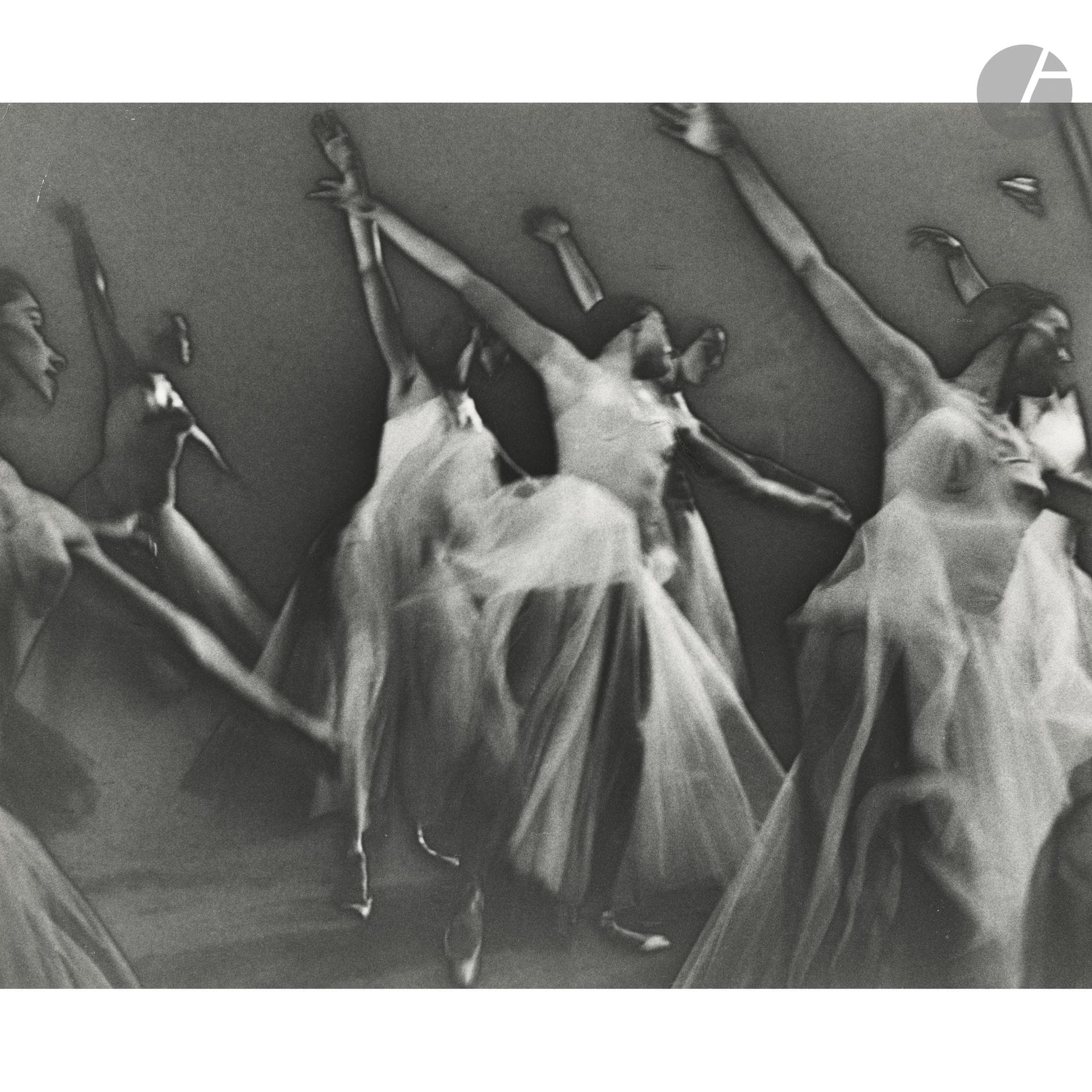 Gotthard Schuh (1897-1969) 
Danseuses (solarisation). Couples à Paris. Femmes. Paysage lacustre, c. 1930-1950. 
Six (6) épreuves argentiques d’époque. Tampon et une signature au crayon au verso. 
Formats : de 20,7 x 29,7 à 32,5 x 23 cm