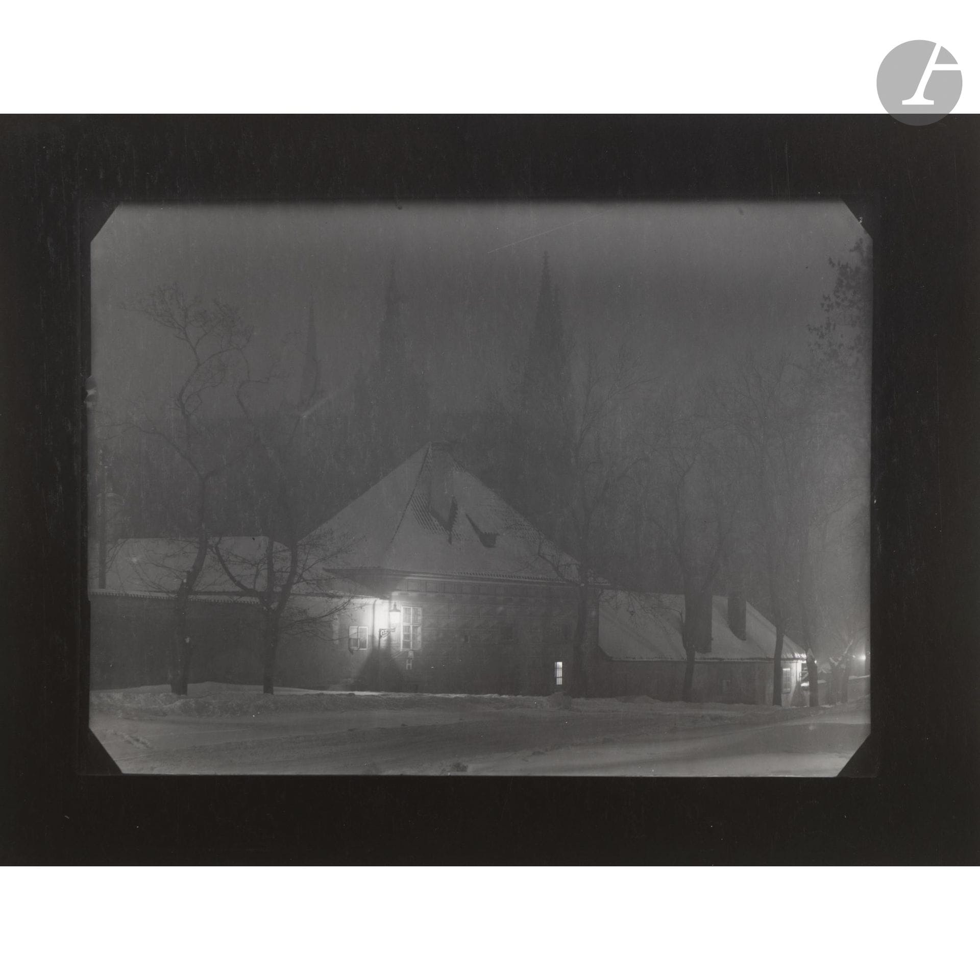 Josef Sudek (1896-1976)
Prague de nuit sous la neige, c. 1950.
Épreuve argentique, signée dans la marge en bas à droite. 
Image : 13 x 17,5 cm 
Feuille : 17 x 22 cm