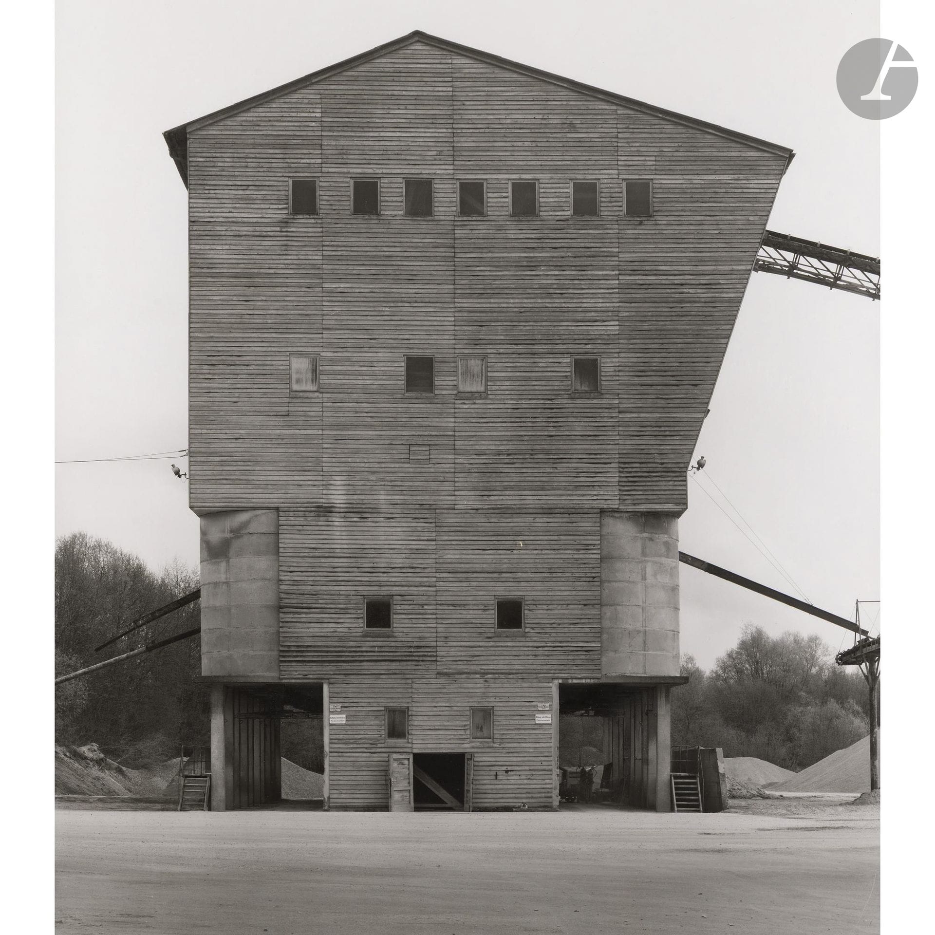 Bernd Becher (1931-2007) et Hilla Becher (1934-2015)
Stone Breaker (for Gravel). Günzburg, Allemagne, 1989. 
Épreuve argentique d’époque, signée par Bernd et Hilla Becher, titrée et datée au crayon au verso. Étiquette de la galerie Sonnabend au verso du cadre. 
60 x 49,8 cm - cadre

Provenance : 
Sonnabend Gallery, New York.

Bibliographie : 
- Bernd & Hilla Becher, Basic Forms, Munich, Schirmer Art Books, 1999, p. 138, pl. 53. 
- Bernd & Hilla Becher, Steinwerke und kalköfen, Munich, Schirmer/Mosel, 2013, couverture.