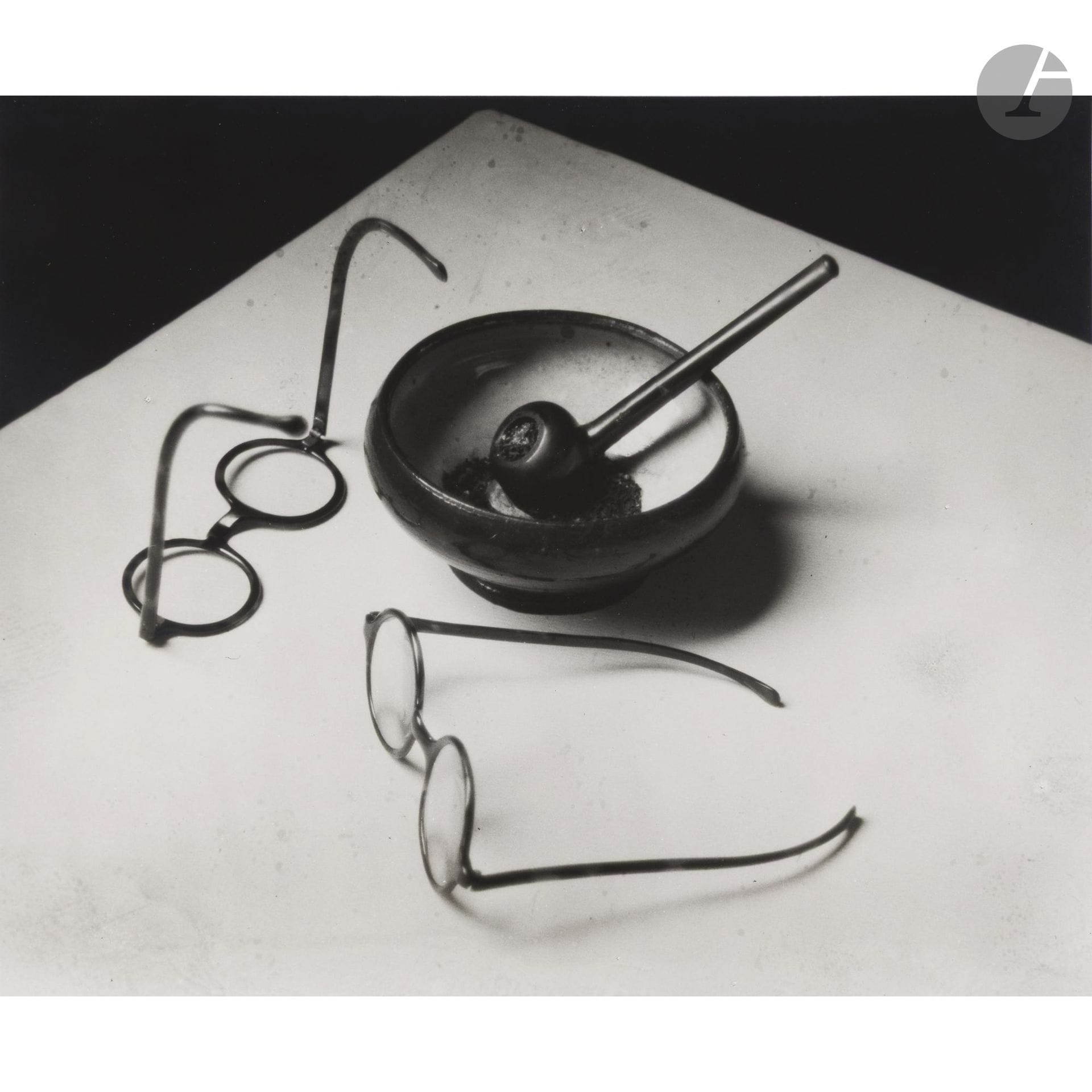 André Kertész (1894-1985)
Pipe et lunettes de Mondrian. 
Paris, 1926.
Épreuve argentique (c. 1960), signée, datée et annotée au crayon au verso.
Image : 19,5 x 24 cm 
Feuille : 20,5 x 25,2 cm - cadre

Bibliographie : 
- Pierre Borhan, André Kertész. His life and work, New York, A Bulfinch Press Book, 2000, p. 174. 
- Michel Frizot, A.-L. Wanaverbecq, Kertész, Paris, Hazan / Jeu de Paume, 2010, p. 81.