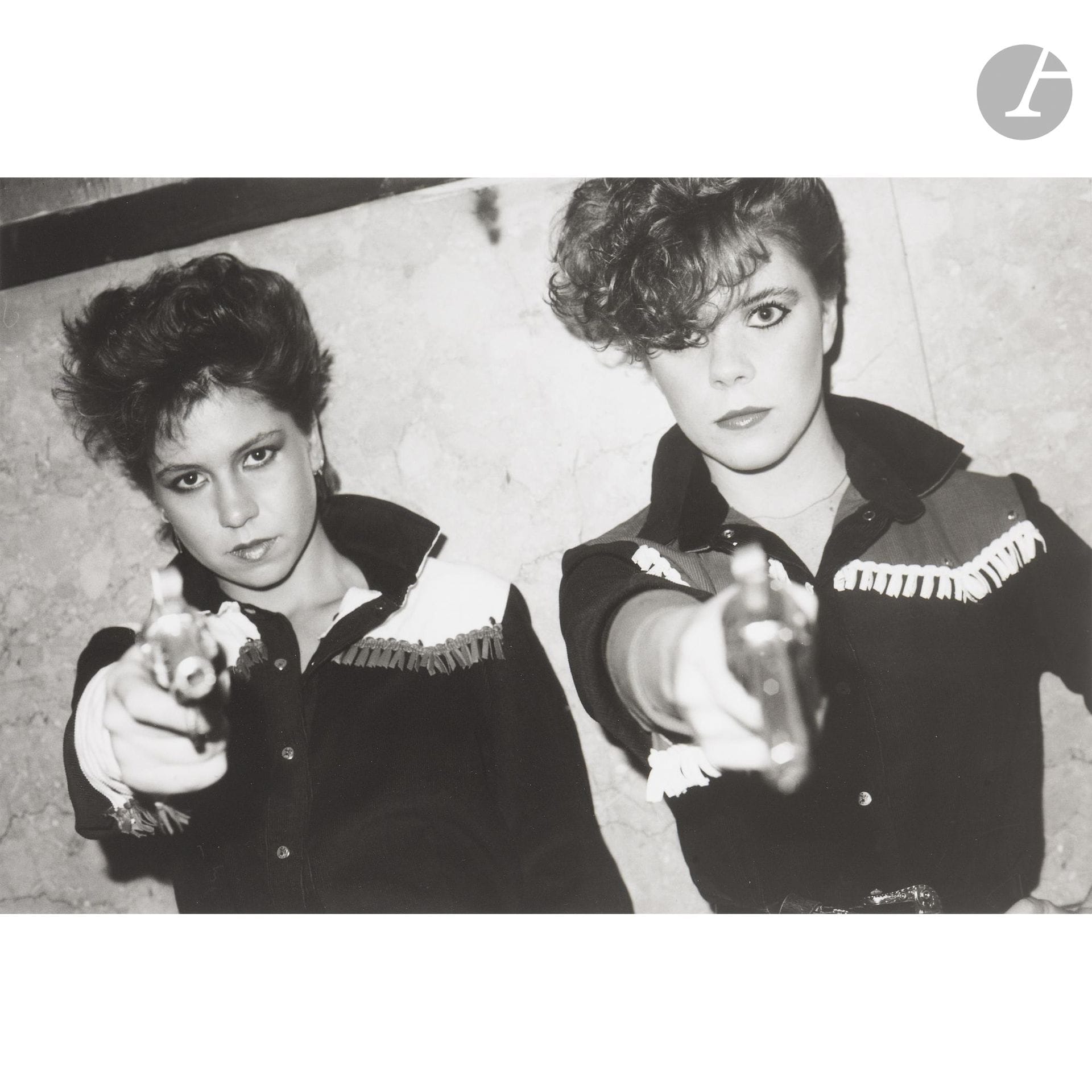 Gary Green (1956)
Girls with fake guns, Peppermint Lounge. 
New York, c. 1980.
Épreuve pigmentaire sur papier Hahnemühle (2021), signée au crayon au verso. Édition à 5 exemplaires. Étiquette de la galerie Miranda au verso du cadre. 
28 x 43,2 cm - cadre

Provenance : 
Galerie Miranda, Paris.