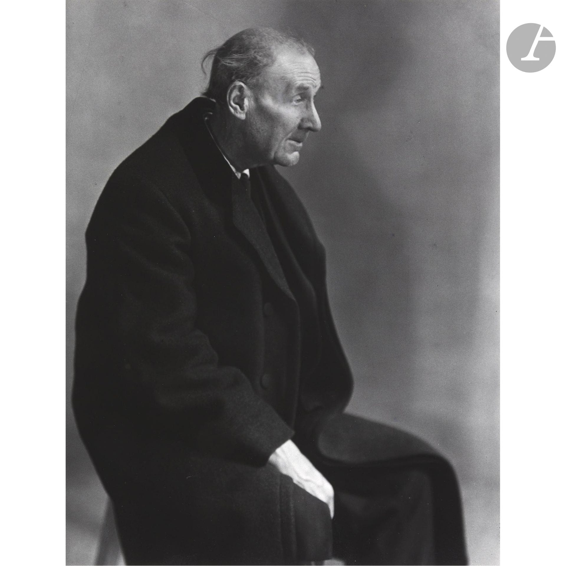 Berenice Abbott (1898-1991)
Eugène Atget. Paris, 1927. 
Épreuve argentique (1981), contrecollée sur carton, signée au crayon sur le montage en bas à droite. Tampon de la photographe au verso du montage. 
34,2 x 26,5 cm