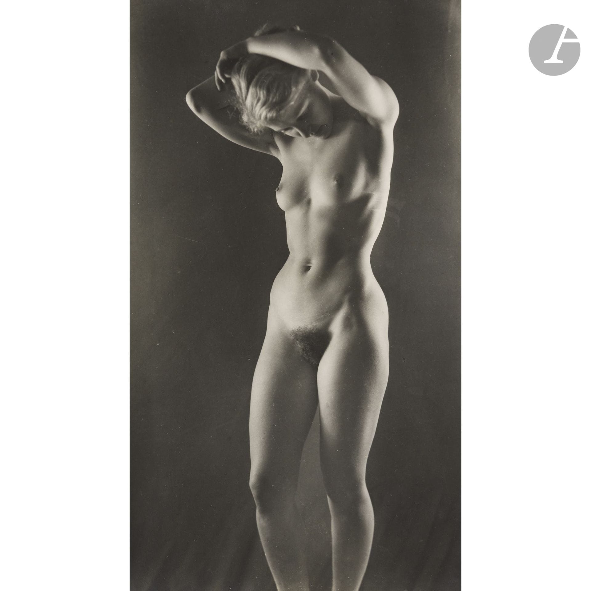 Emmanuel Sougez (1889-1972)
Assia se recoiffant, 1935. 
Épreuve argentique d’époque sur papier Leonar. Tampon « Sougez » au verso. 
40 x 22,8 cm