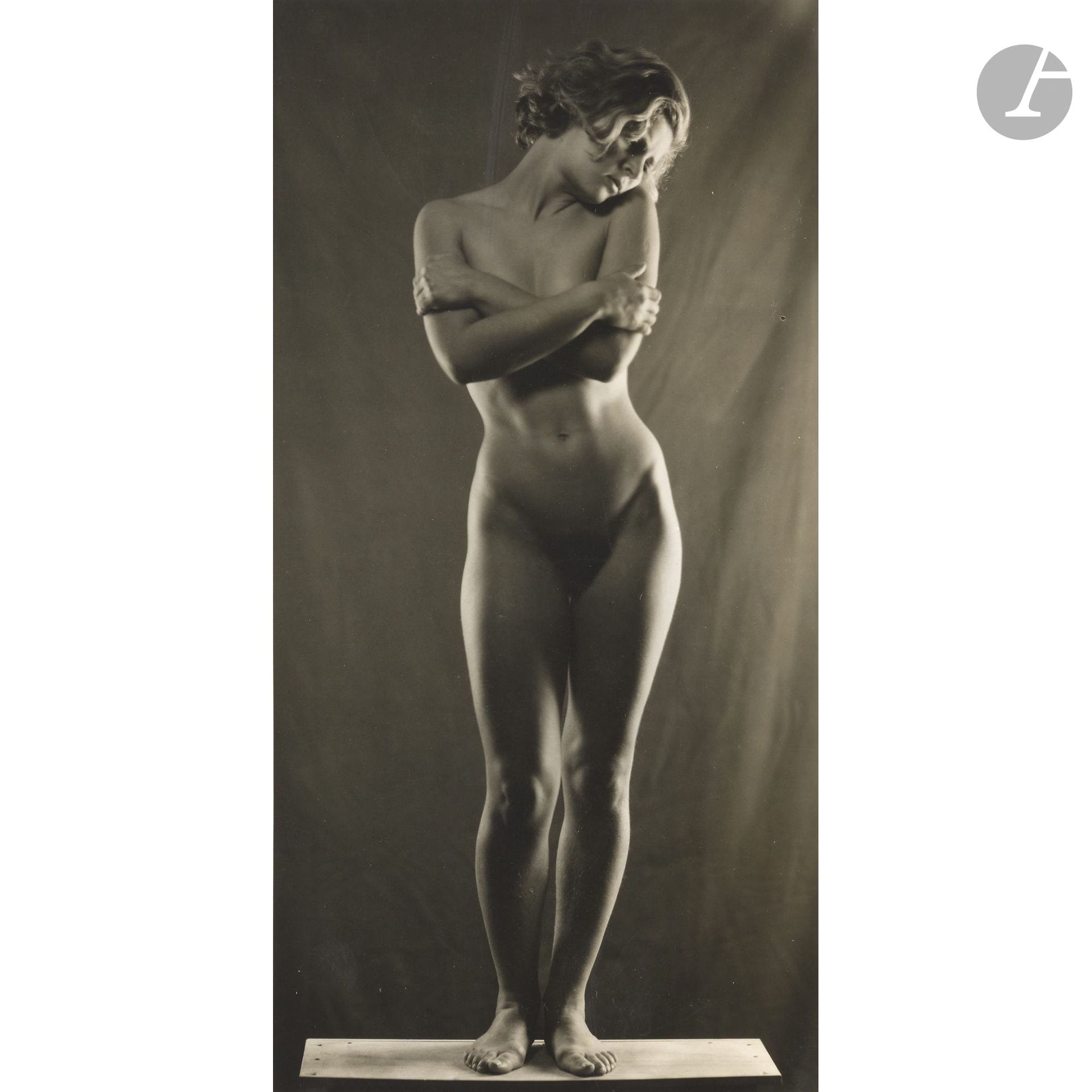 Emmanuel Sougez (1889-1972)
Assia, 1935.
Nu de face (dit Le Froid) et de dos.
Deux (2) épreuves argentiques sur papier Leonar (c. 1950). Tampon « Sougez » aux versos. 
28,5 x 15 et 28,5 x 13,5 cm avec marges