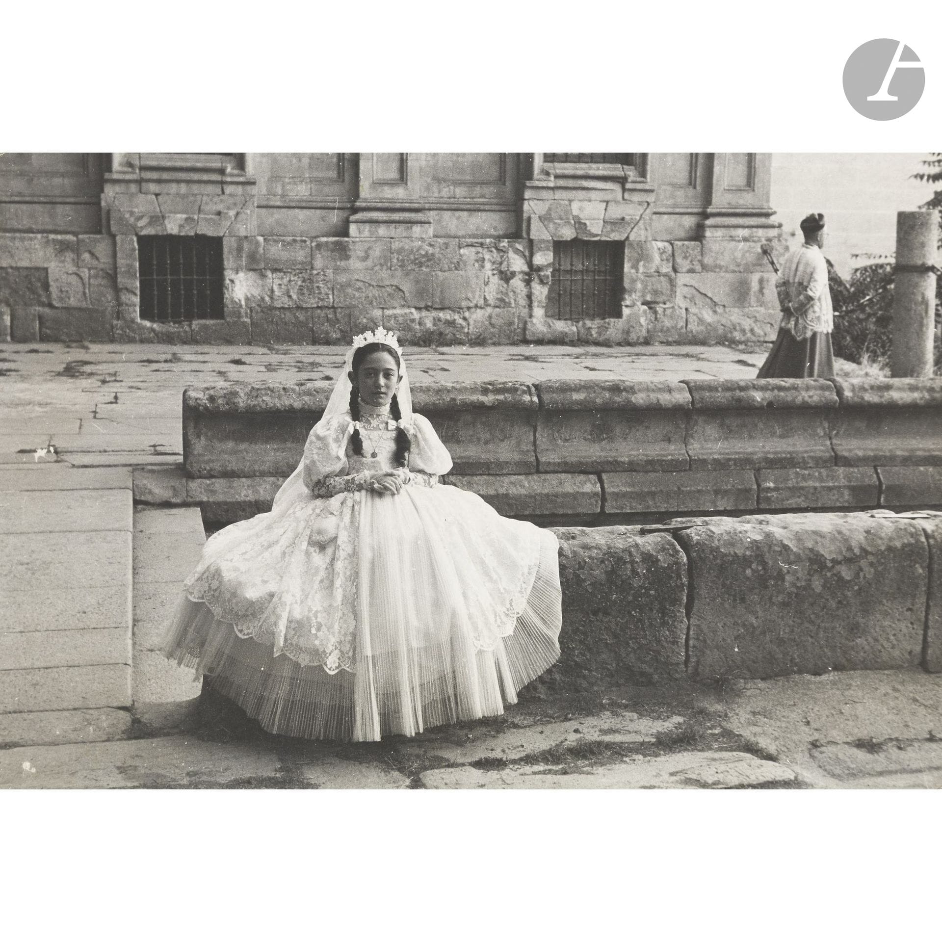 Édouard Boubat (1923-1999)
Fête religieuse. Salamanque, 1956.
Épreuve argentique d’époque, contrecollée sur carton. Crédit et légende à l’encre au verso. 
26,5 x 39,5 cm