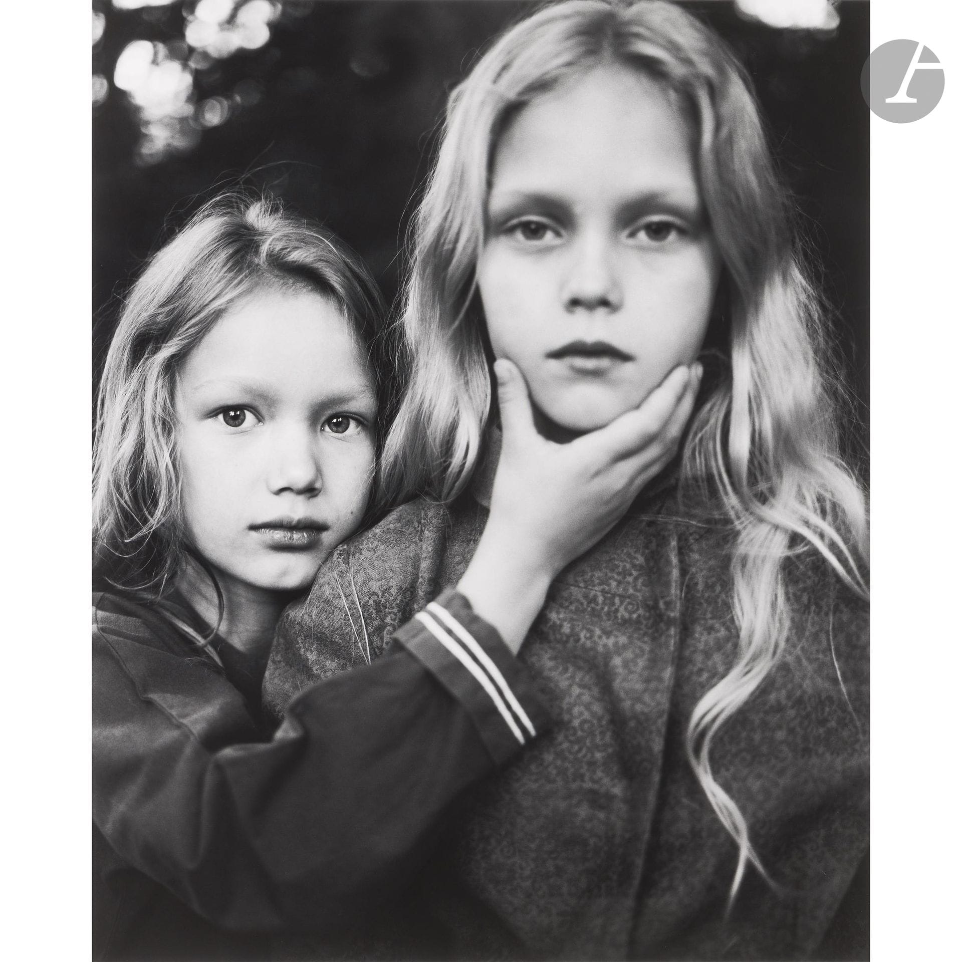 Nelli Palomäki (1981)
Inkeri and Anniki, 2016. 
Épreuve pigmentaire, contrecollée sur aluminium, signée, titrée, datée et numérotée à 5 exemplaires (+ 2 A.P.) sur étiquette au verso du cadre. Un certificat d’authenticité de la Taik Persons Gallery accompagne l’œuvre. 
99 x 85 cm - cadre

Provenance : 
Taik Persons Gallery, Berlin.