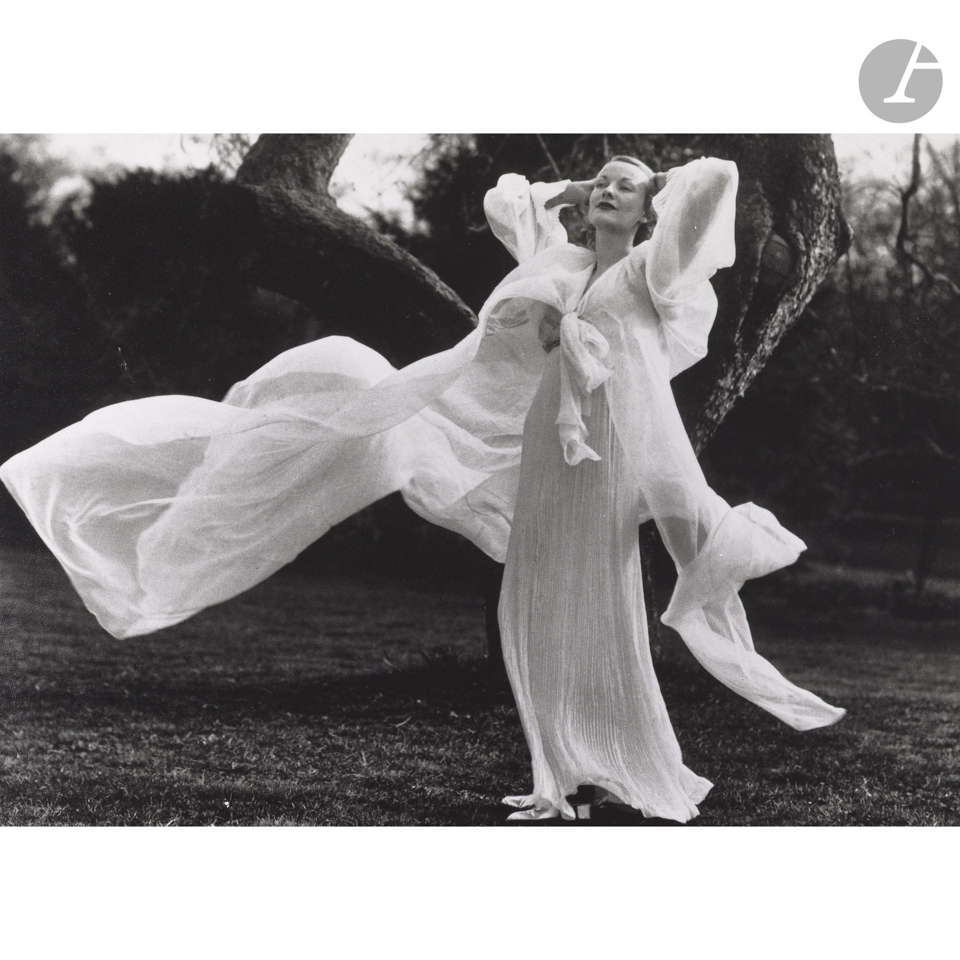 Martin Munkácsi (1896-1963)
Peignoir in a soft breeze, pour Harper’s Bazaar, 1936. 
Épreuve argentique (c. 1980). Tampon « ©Estate - Martin Munkacsi » au verso. Quelques cassures dans la gélatine.
Image : 20 x 27,3 cm - Feuille : 21,7 x 28,8 cm