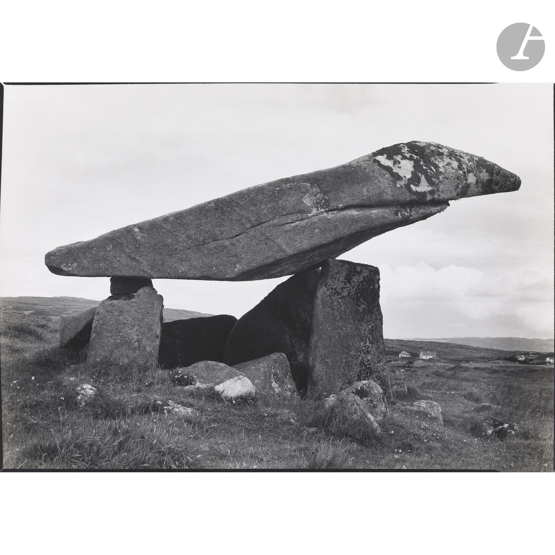 Paul Caponigro (1932-2024)
Dolmen. Kilclooney, Ardara, Irlande, c. 1967.
Épreuve argentique (c. 1980), signée et titrée au crayon au verso. 
Image : 24,5 x 34,3 cm - Feuille : 27,8 x 35,3 cm