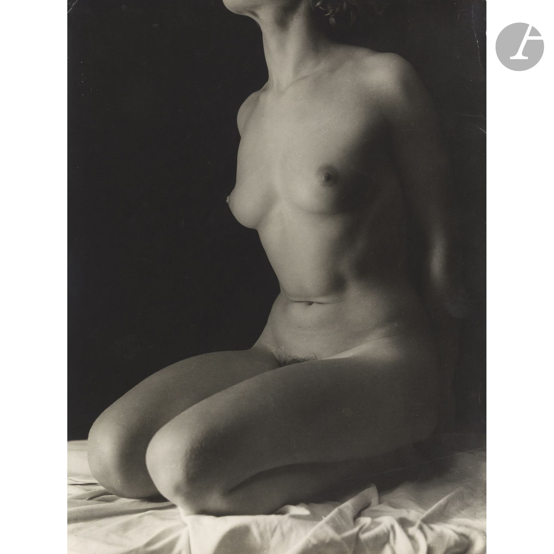 Emmanuel Sougez (1889-1972)
Assia à genoux, c. 1935. 
Épreuve argentique d’époque sur papier Leonar. Tampon « Sougez » au verso. 
40 x 30 cm