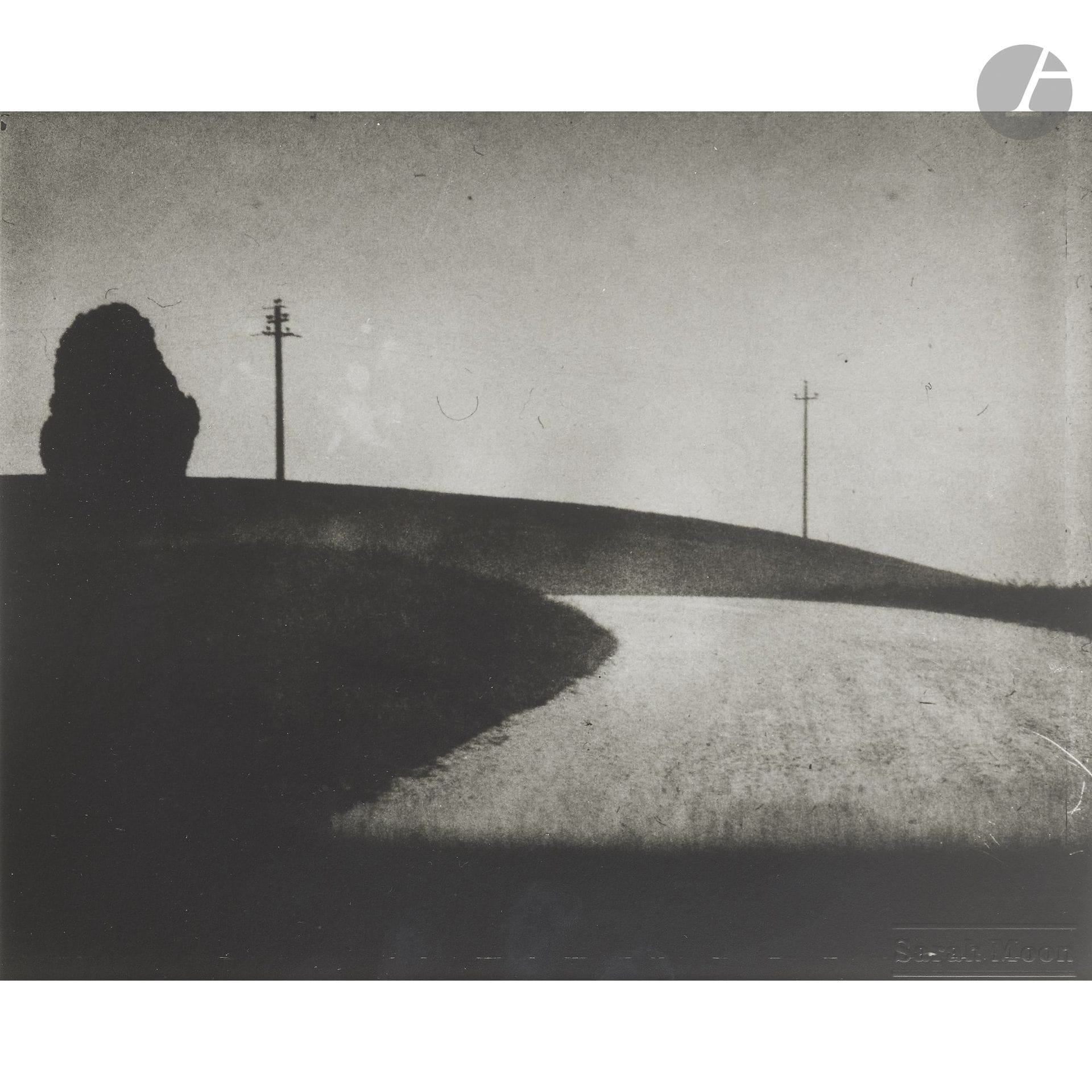 Sarah Moon (1941)
Toscane (1), 2003.
Épreuve argentique d’époque, signée et titrée au crayon au verso. 
Image : 20,8 x 25,3 cm 
Feuille : 23,8 x 29,8 cm - cadre

Provenance : 
Galerie Camera Obscura, Paris.