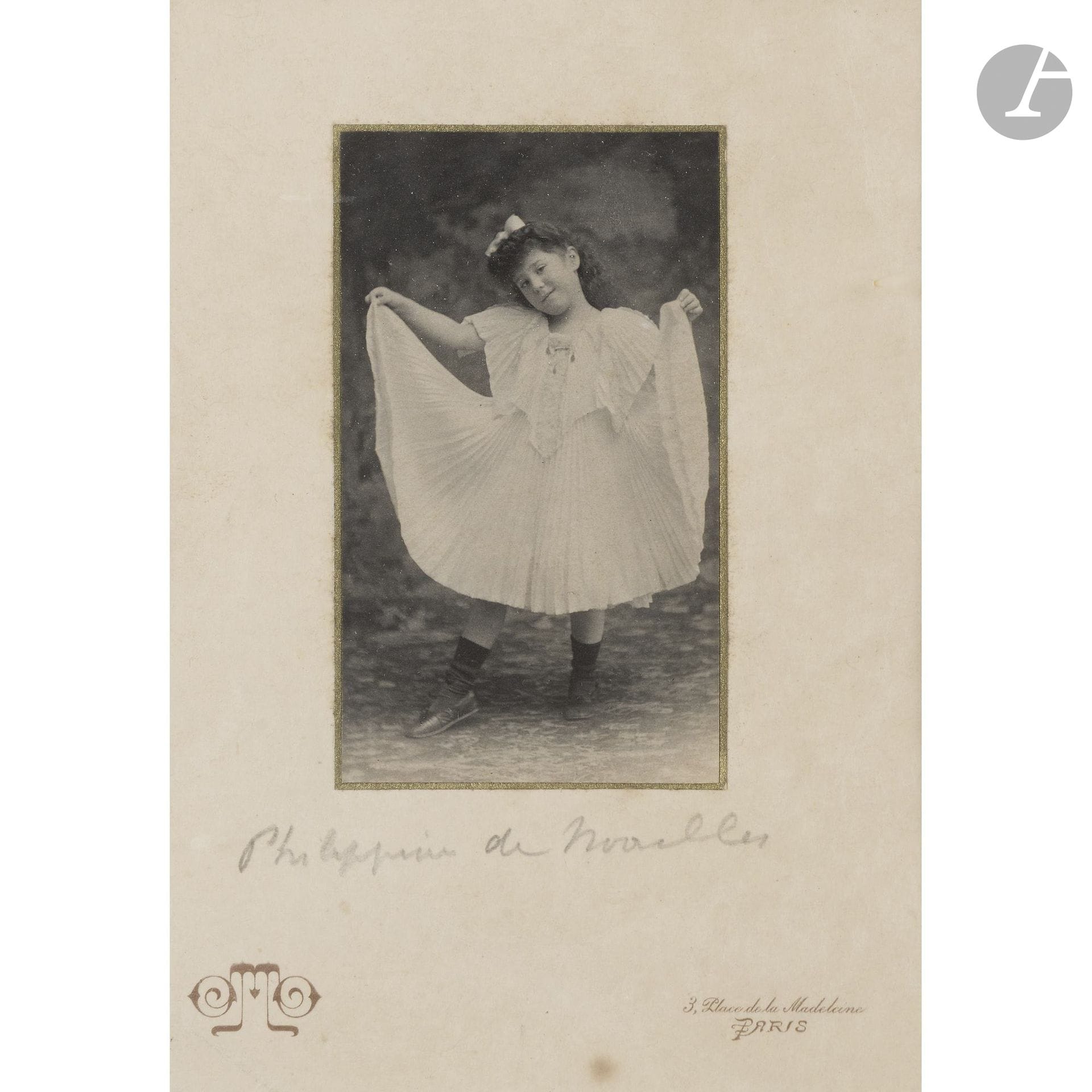 Otto Wegener (1849-1924)
Philippine de Noailles. Paris, c. 1900. 
Épreuve argentique d’époque, contrecollée sur carton du studio, titrée au crayon sur le montage en bas. 
8,8 x 5,3 cm