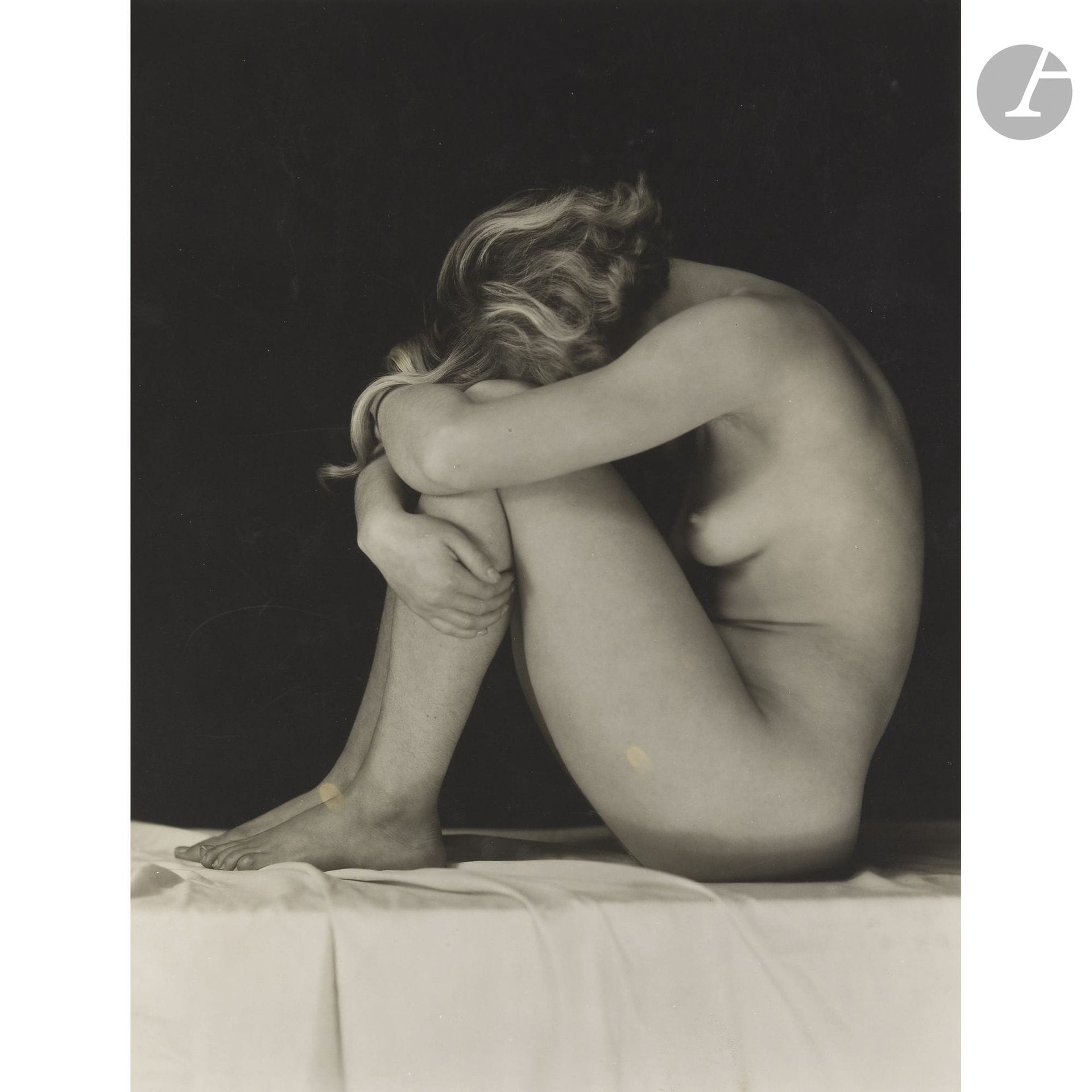 Emmanuel Sougez (1889-1972)
Assia assise, c. 1935. 
Épreuve argentique sur papier Leonar (c. 1950). Tampon « Sougez » au verso. 
Image : 27,8 x 21,3 cm - Feuille : 30 x 22,5 cm
