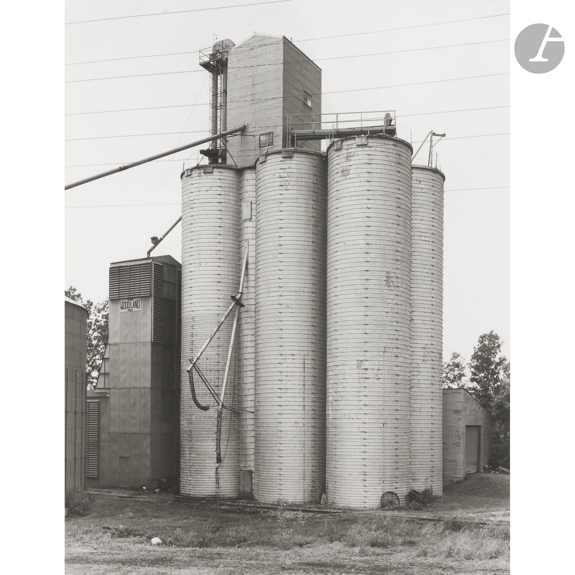 Bernd Becher (1931-2007) et Hilla Becher (1934-2015)
Getreidesilo (Silo à grains). Bluffton. Ohio, 1987.
Épreuve argentique d’époque, signée, titrée et datée au crayon au verso.
60 x 48,5 cm - cadre 

Bibliographie : 
- Bernd und Hilla Becher, Festschrift Erasmuspreis 2002, Munich, Schirmer/Mosel, p. 152.
- Bernd & Hilla Becher, Getreidesilos, Munich, Schirmer/Mosel, 2006, p. 138, pl. 92.