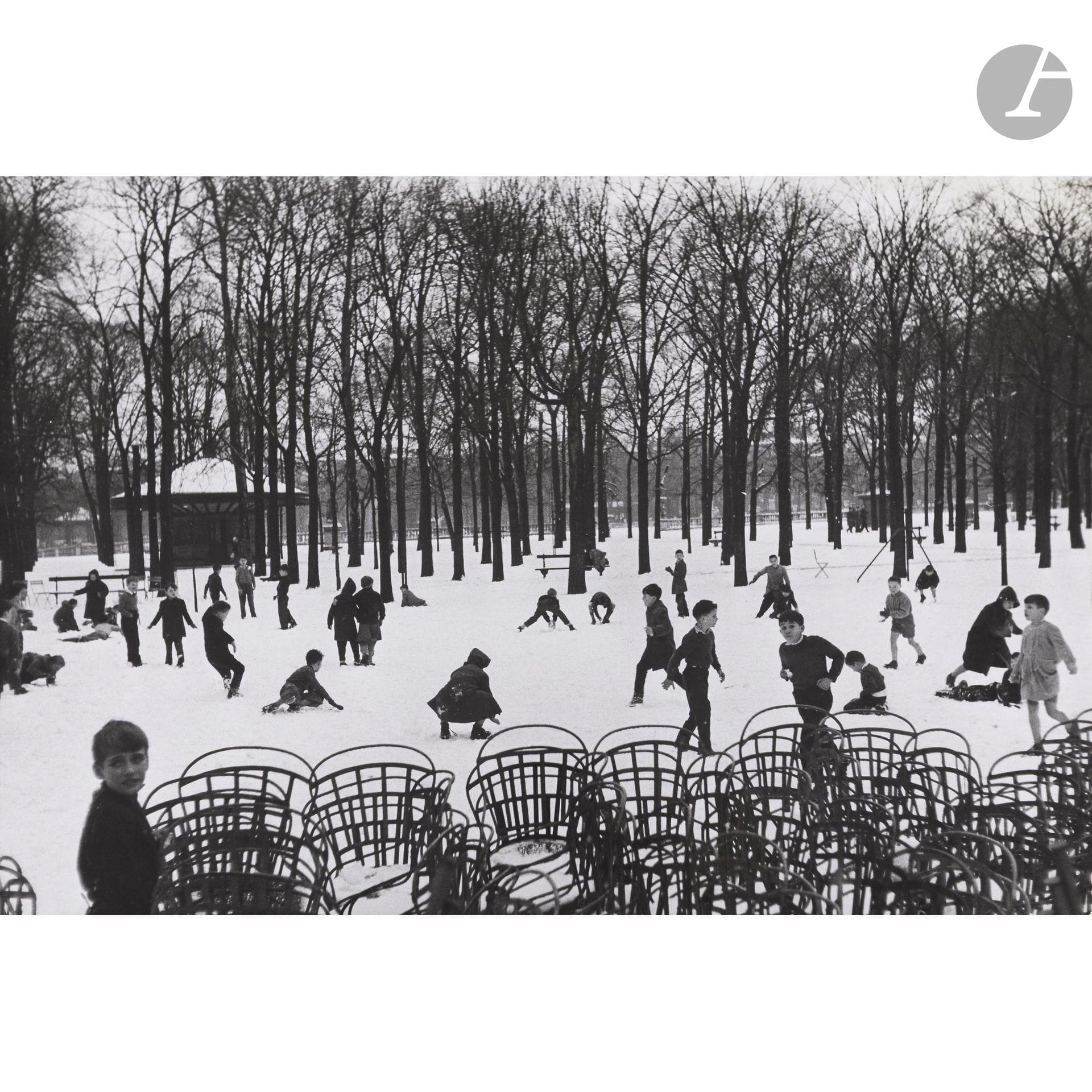 Édouard Boubat (1923-1999)
Première neige au Jardin du Luxembourg. Paris, 1955.
Épreuve argentique (c. 1972), signée et dédicacée à l’encre au verso. 
27 x 39,5 cm 

Bibliographie : 
Édouard Boubat, Éditions de la Martinière, Paris, 2004, p. 105.