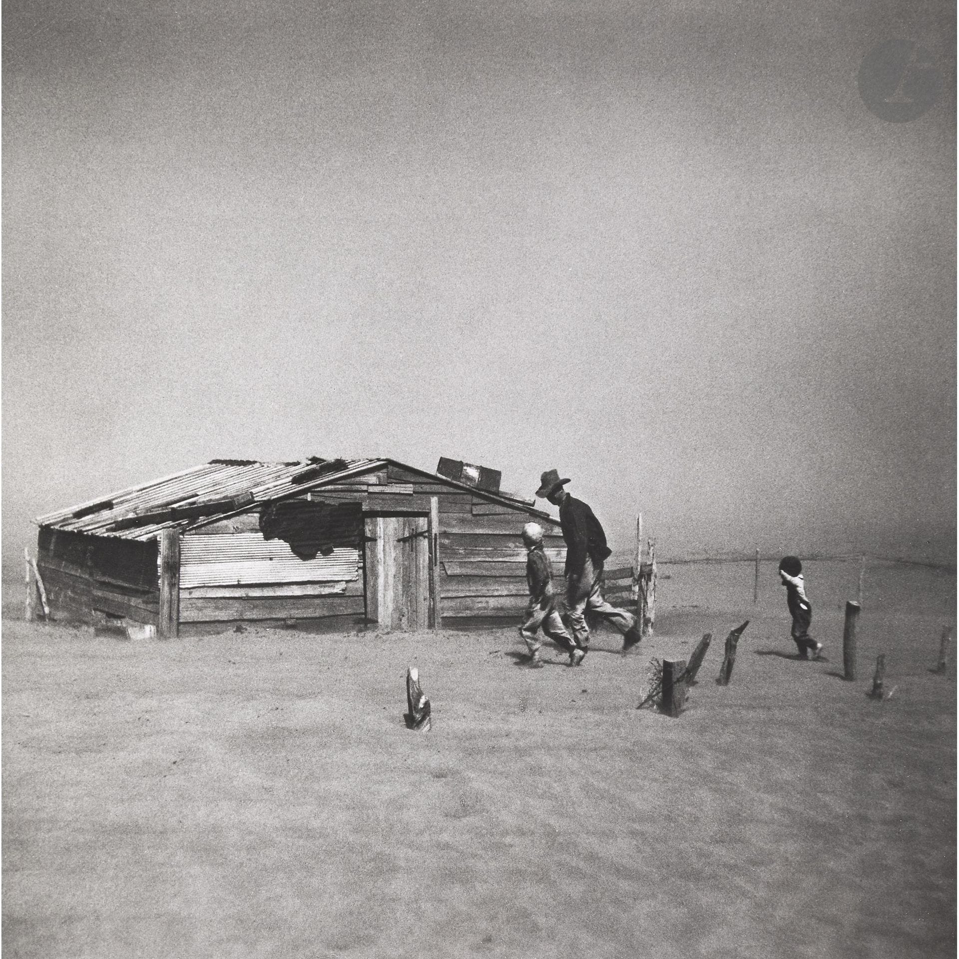 Arthur Rothstein (1915-1985)
Dust storm. Cimarron County. Oklahoma, 1936. 
Épreuve argentique (1981), signée et numérotée à 300 exemplaires au crayon dans la marge en bas à droite. Timbre sec « Falk Leeds » dans la marge en bas à gauche. 
Image : 48,5 x 48 cm 
Feuille : 62 x 51 cm