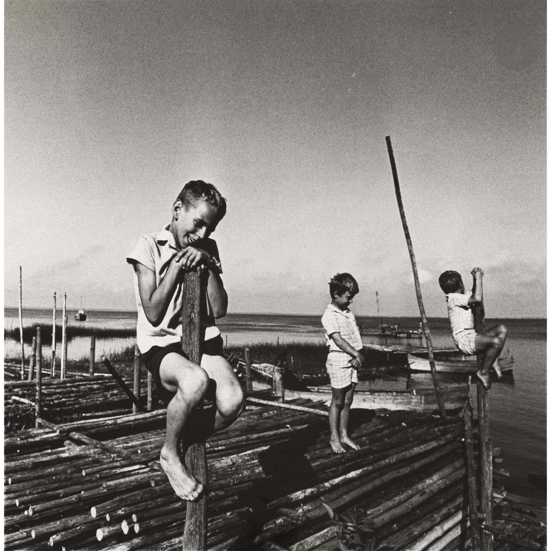 Aleksandras Macijauskas (1938)
Photographer A. Sutkus. Sculptor A. Smilingis. Academician and his wife. Fisherman’s sons. Holiday. Milkmaid, 1971-1974.
Six (6) épreuves argentiques d’époque. Crédits du photographe, tampons « The Photography Art Society of Lithuanian SSR », titres et dates aux versos. 
Formats : de 28 x 32 à 37 x 41 cm