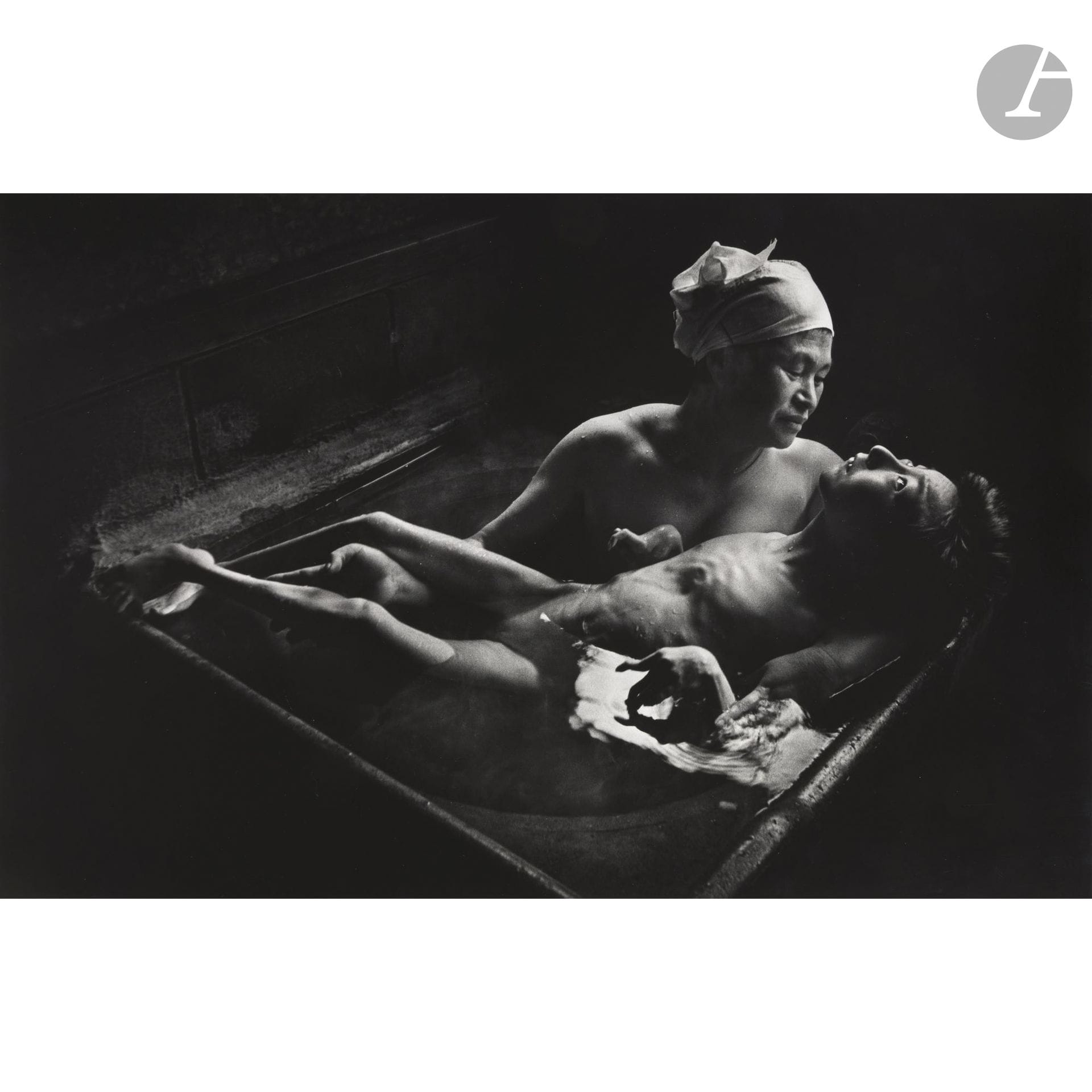 William Eugene Smith (1918-1978)
Tomoko and mother in the bath. Minamata, 1971. 
Épreuve argentique d’époque, contrecollée sur carton, signée à l’encre sur le passe-partout (libre) en bas à gauche. Crédit manuscrit au crayon au verso du montage. 
29 x 46,5 cm 

Bibliographie :
- W. Eugene Smith, W. Eugene Smith: Master of the Photographic Essay, New York, Aperture, 1981, p. 214.
- Gilles Mora et ali., W. Eugene Smith: Photographs, 1934-1975, New York, Harry N. Abrams, 1998, p. 312.