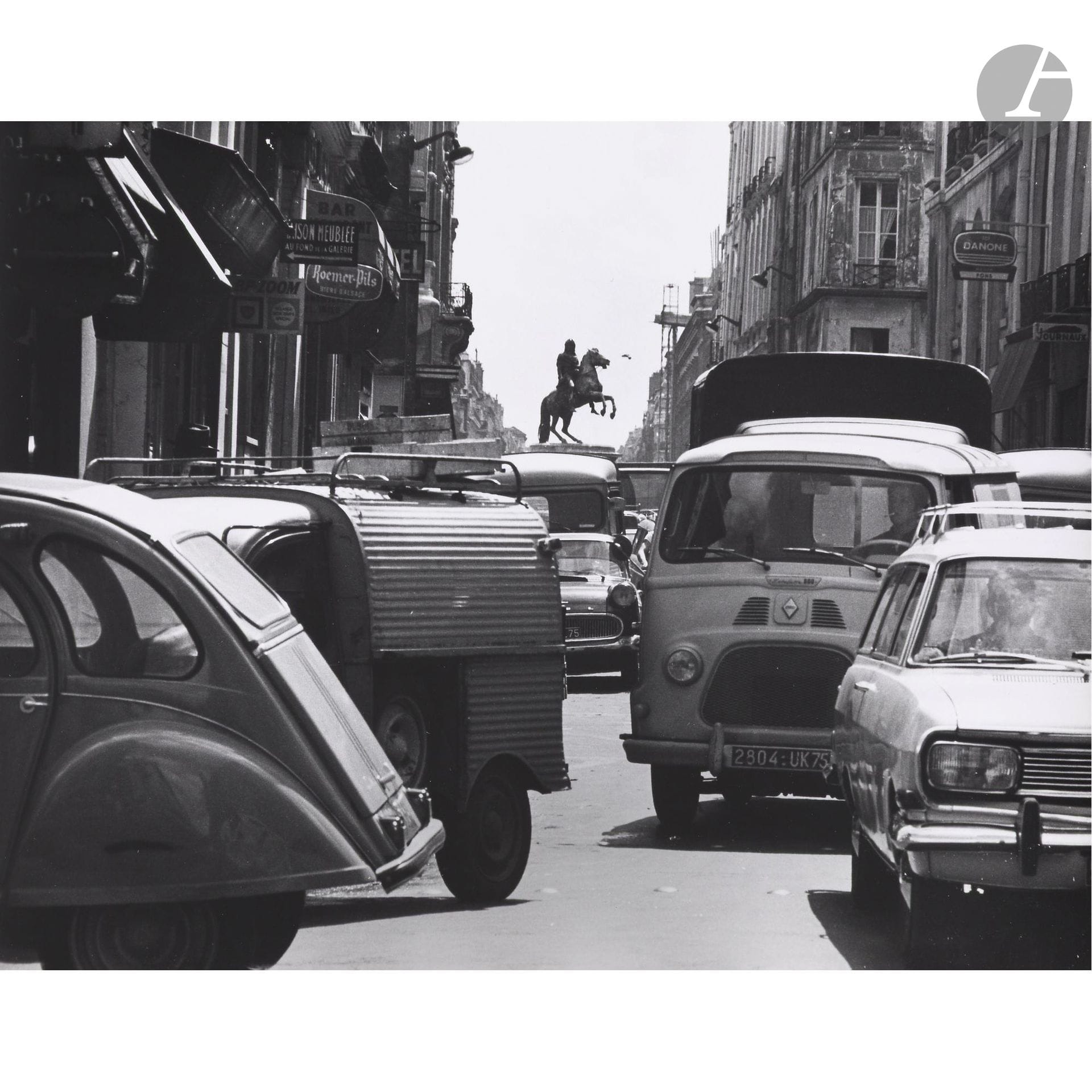 Robert Doisneau (1912-1994)
Célèbre cavalier des petits champs [embouteillages rue des Petits-Champs]. Paris, 1968.
Épreuve argentique (c. 1980). Tampon « Photo - Robert Doisneau » (Montrouge), numéro de négatif et titre à l’encre au verso. 
23 x 30 cm