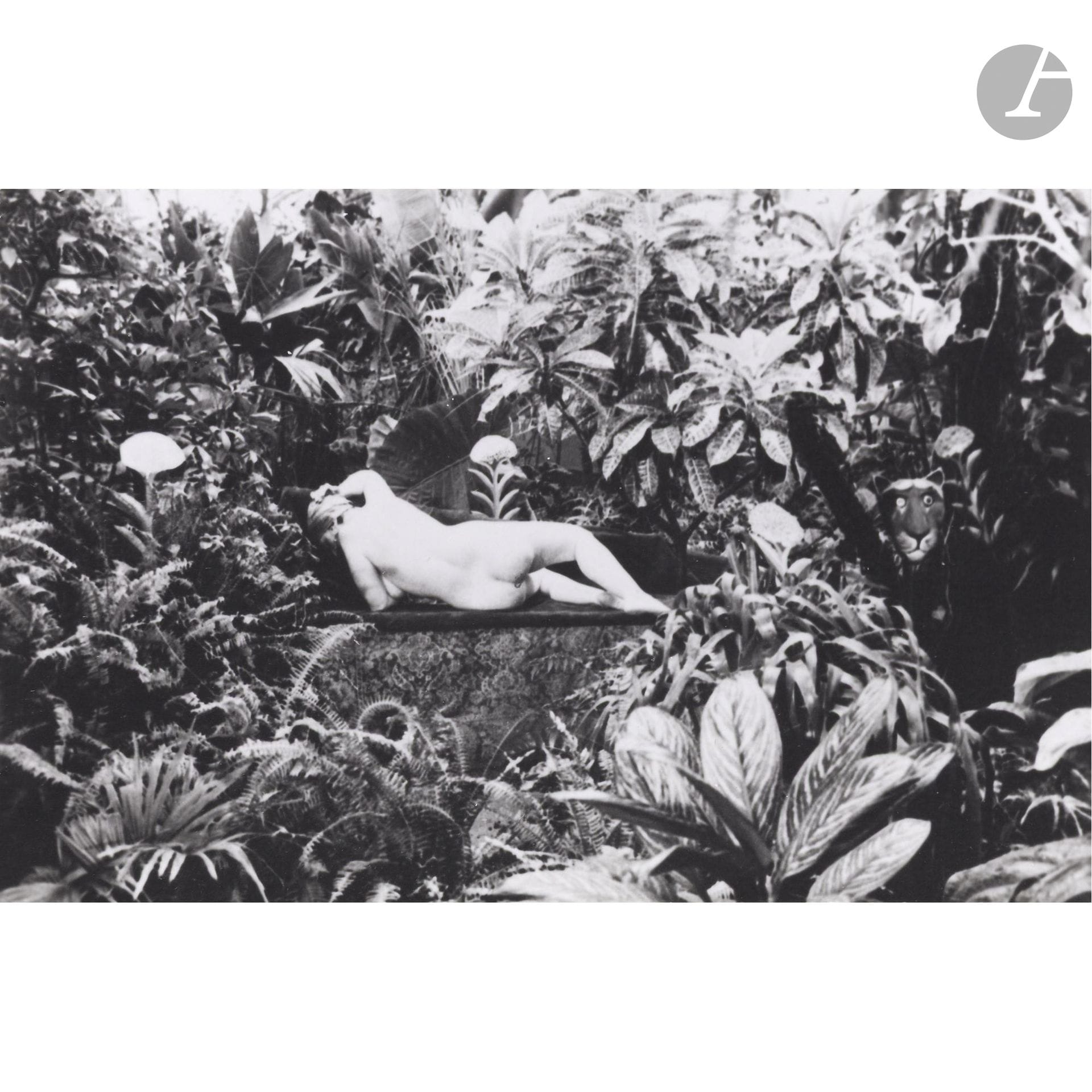 Édouard Boubat (1923-1999)
Hommage au Douanier Rousseau. Paris, 1980.
Épreuve argentique (1988), signée et datée à l’encre au verso. 
7,5 x 11,8 cm