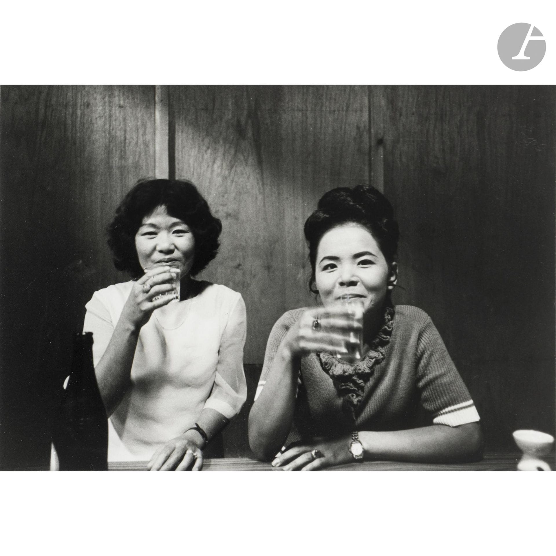 Kenshichi Heshiki (1948–2009) 
Two friends who always help each other, de la série Women who saved Okinawa. Izumi-town, 1972.
Épreuve argentique d’époque, signée, titrée, datée et annotée au crayon au verso. Sceau sur étiquette à l’intérieur du passe-partout. Étiquette de la Nap Gallery au verso du cadre. Un certificat d’authenticité de la Nap Gallery accompagne l’œuvre.
Image : 13,5 x 19,3 cm 
Feuille : 20,5 x 25,5 cm - cadre

Provenance : 
Nap Gallery, Tokyo.

Cette épreuve a fait partie de la sélection de Karl Lagerfeld lors de l’édition 2017 du salon Paris Photo.