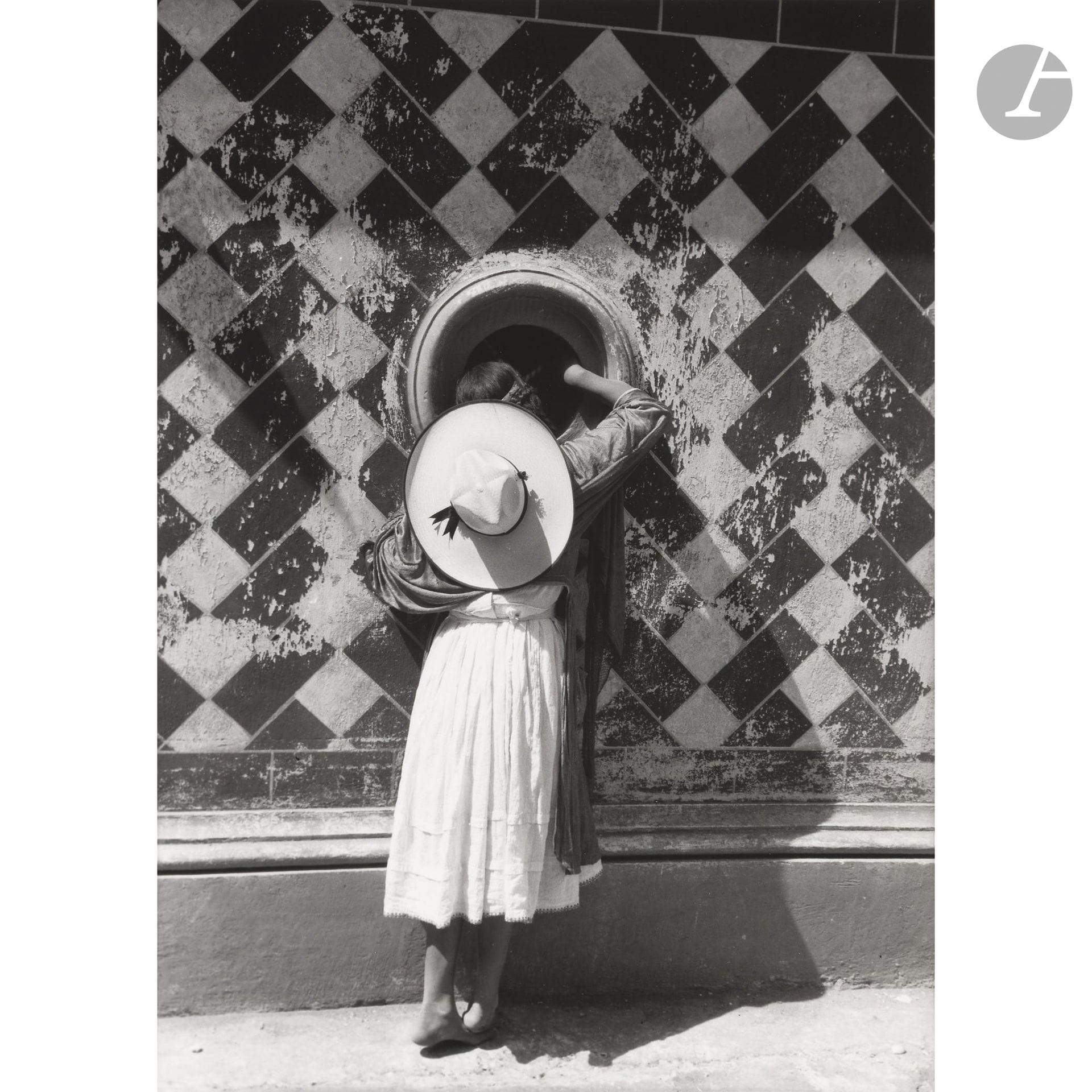 Manuel Álvarez Bravo (1902-2002)
La hija de los Danzantes. México, 1933. 
Épreuve argentique (c. 1980), signée et située au crayon au verso. 
Image : 24,5 x 17,3 cm - Feuille : 25,3 x 20,3 cm

Bibliographie : 
- Manuel Álvarez Bravo : 100 Years, 100 Days, Madrid, Turner Publicaciones, 2001, pl. 35. 
- Susan Kismaric, Manuel Álvarez Bravo, New York, MoMA, 2005, couverture et p. 93.