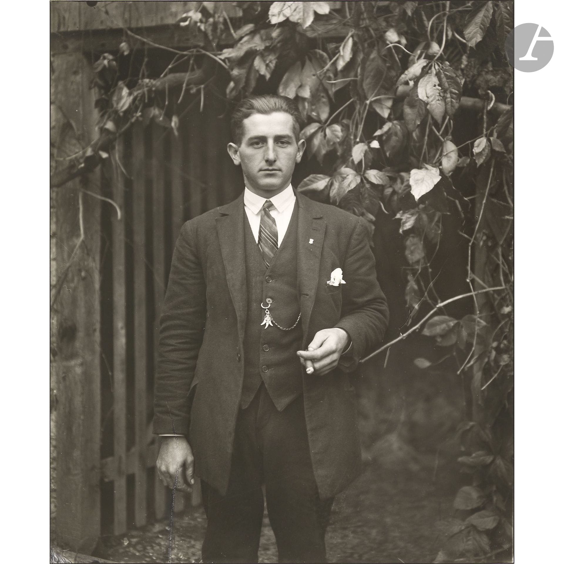 August Sander (1876-1964)
Jungbauer. Westerwald, c. 1925-1930.
Épreuve argentique (c. 1945-1950), montée par le haut sur carton. Titre manuscrit au crayon en bas à gauche. Timbre sec « Aug. Sander - Köln-Lindenthal » en bas à droite. 
29,3 x 22,3 cm