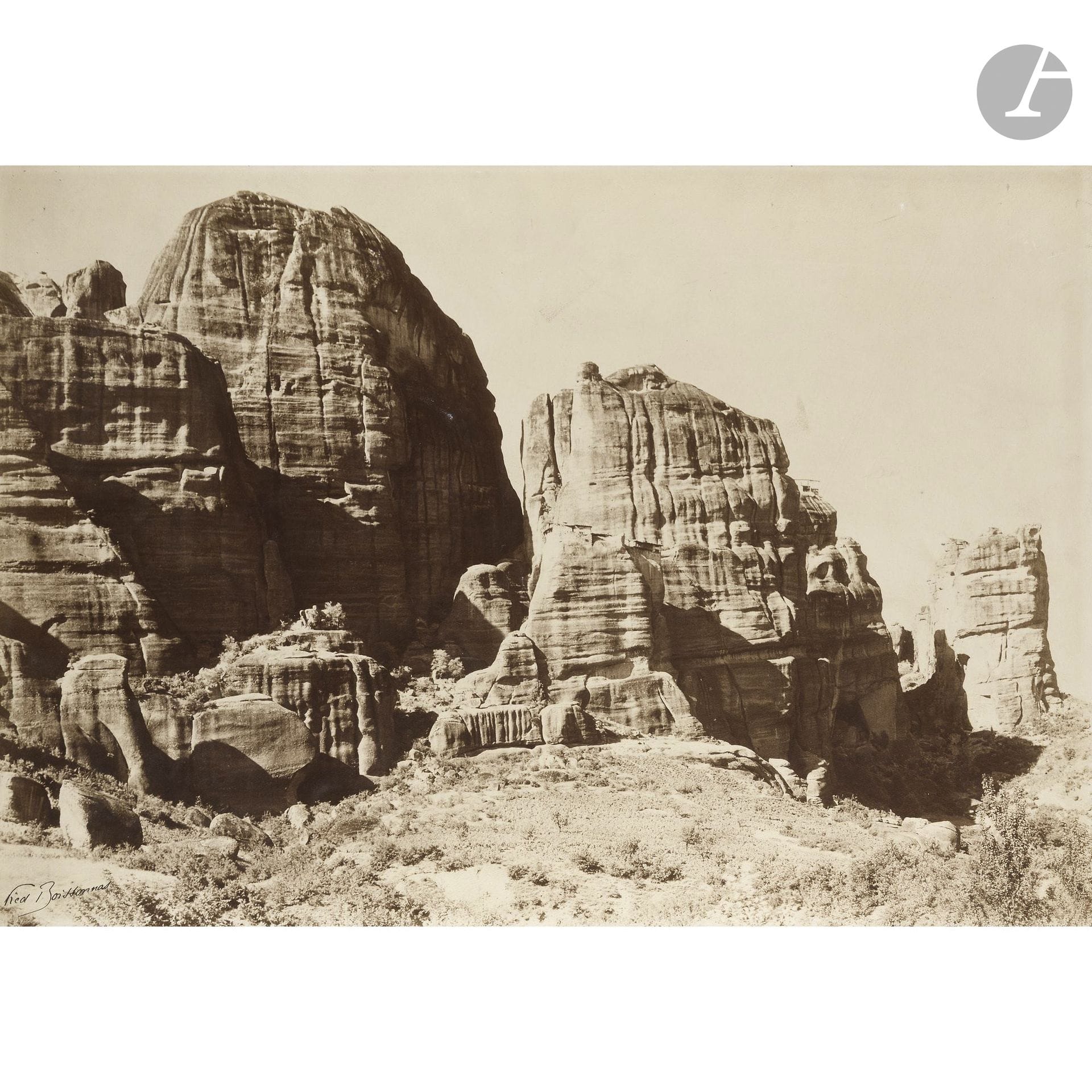 Frédéric Boissonnas (1858-1946)
Couvent des Météores. Grèce, c. 1908.
Épreuve argentique d’époque, signée à l’encre en bas à gauche. Tampon « Fred Boissonnas & Cie » et annotations au verso. 
40 x 57,5 cm