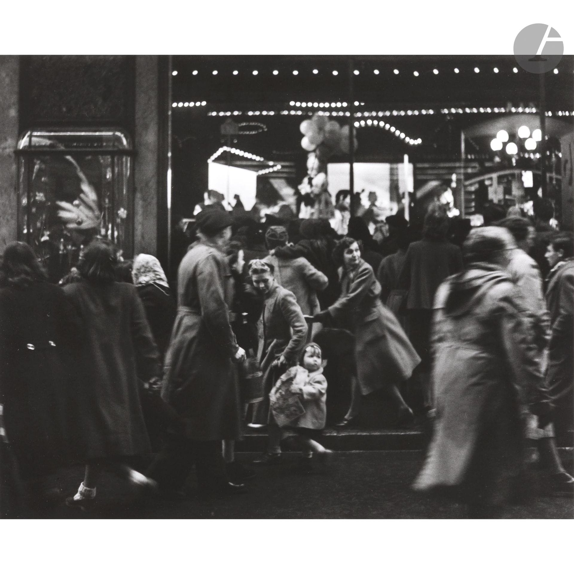 Willy Ronis (1910-2009)
Rue Mogador. Paris, 1952. 
Épreuve argentique (1985), signée à l’encre dans la marge en bas à droite. 
Image : 24 x 30 cm - Feuille : 30 x 40 cm