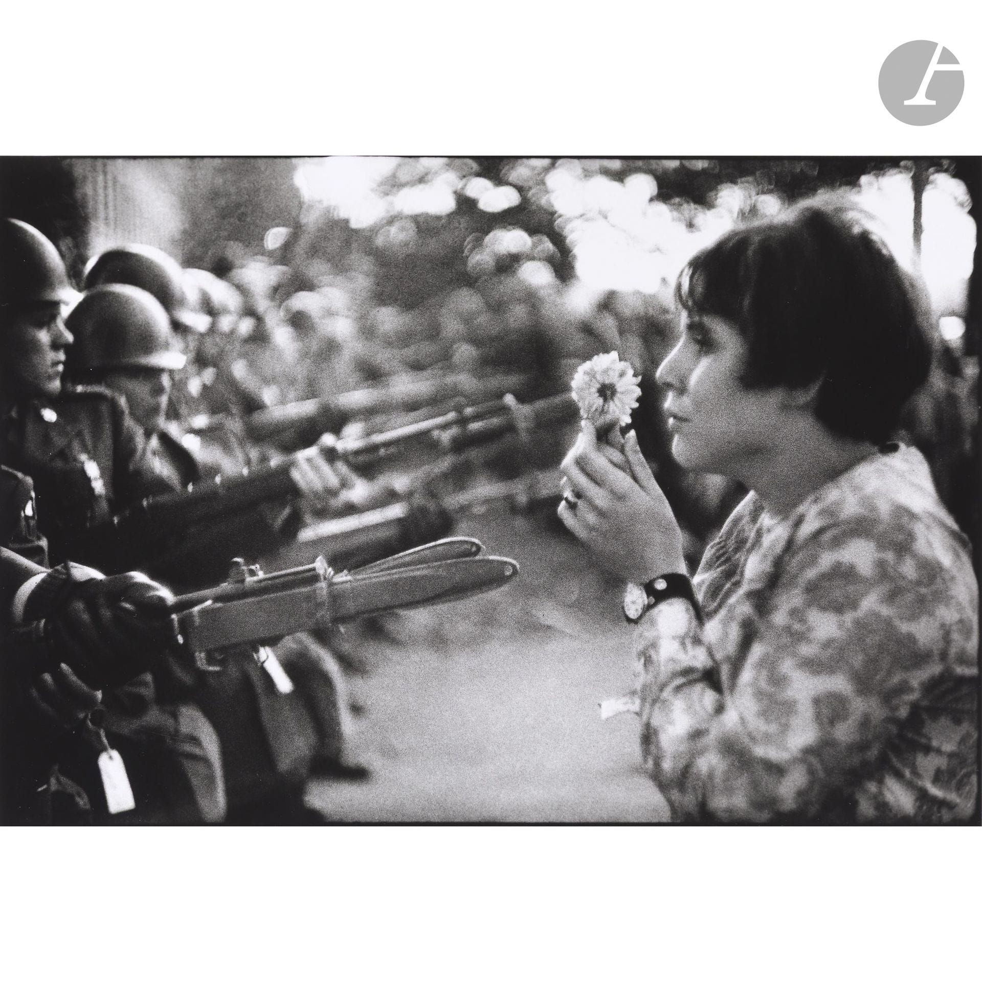 Marc Riboud (1923-2016)
Jan Rose Kasmir et sa fleur devant le Pentagone lors d’une marche pour la paix au Vietnam. Washington, 21 octobre 1967.
Épreuve argentique (c. 1990), signée et dédicacée à l’encre dans la marge en bas à droite.
Image : 20,5 x 30 cm - Feuille : 30,5 x 40,5 cm