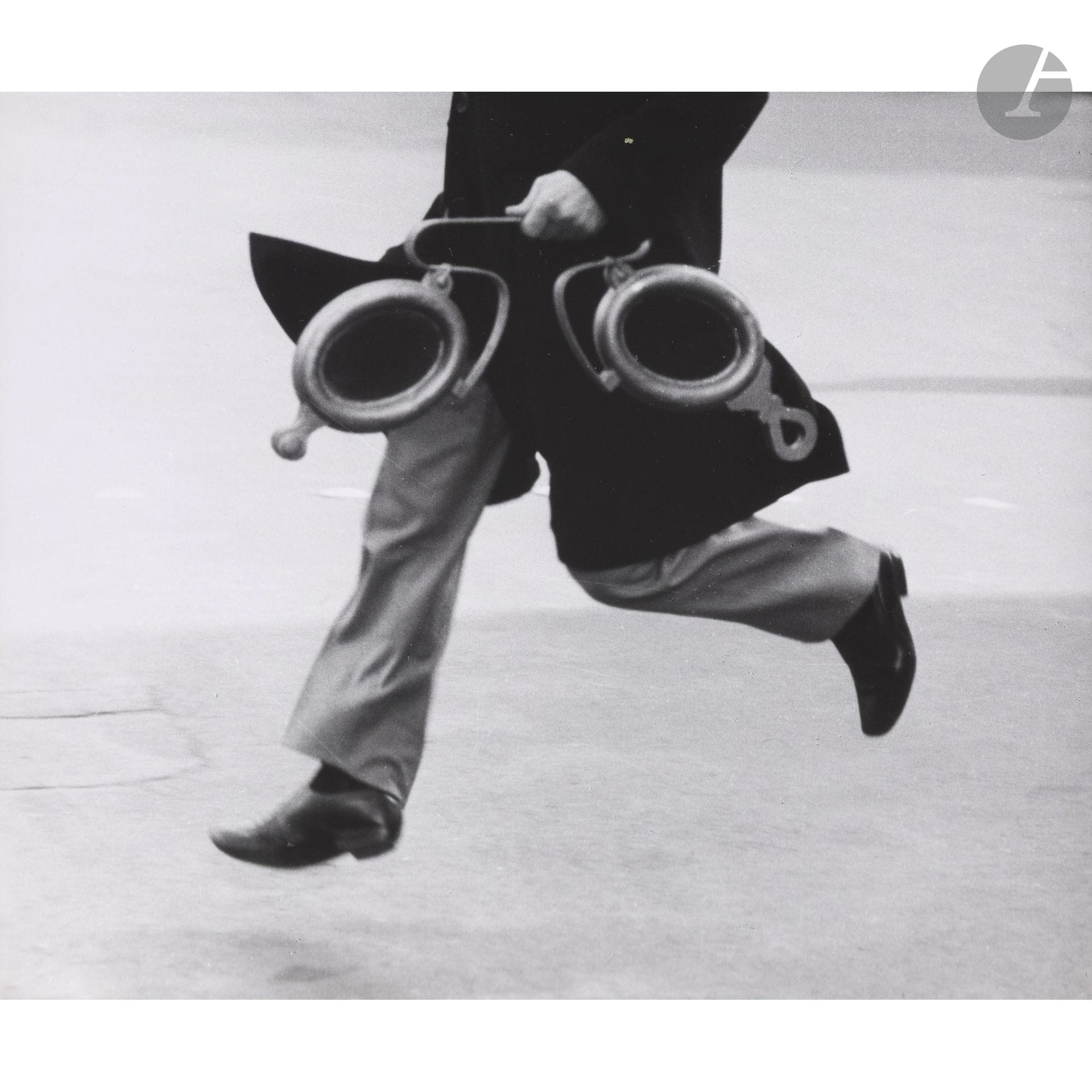 Robert Doisneau (1912-1994)
Les yeux et les jambes [Maurice Baquet avec une enseigne]. Paris, 1967. 
Épreuve argentique (c. 1980). Tampon « Photo - Robert Doisneau » (Montrouge), numéro de négatif et titre à l’encre au verso. 
24 x 29 cm