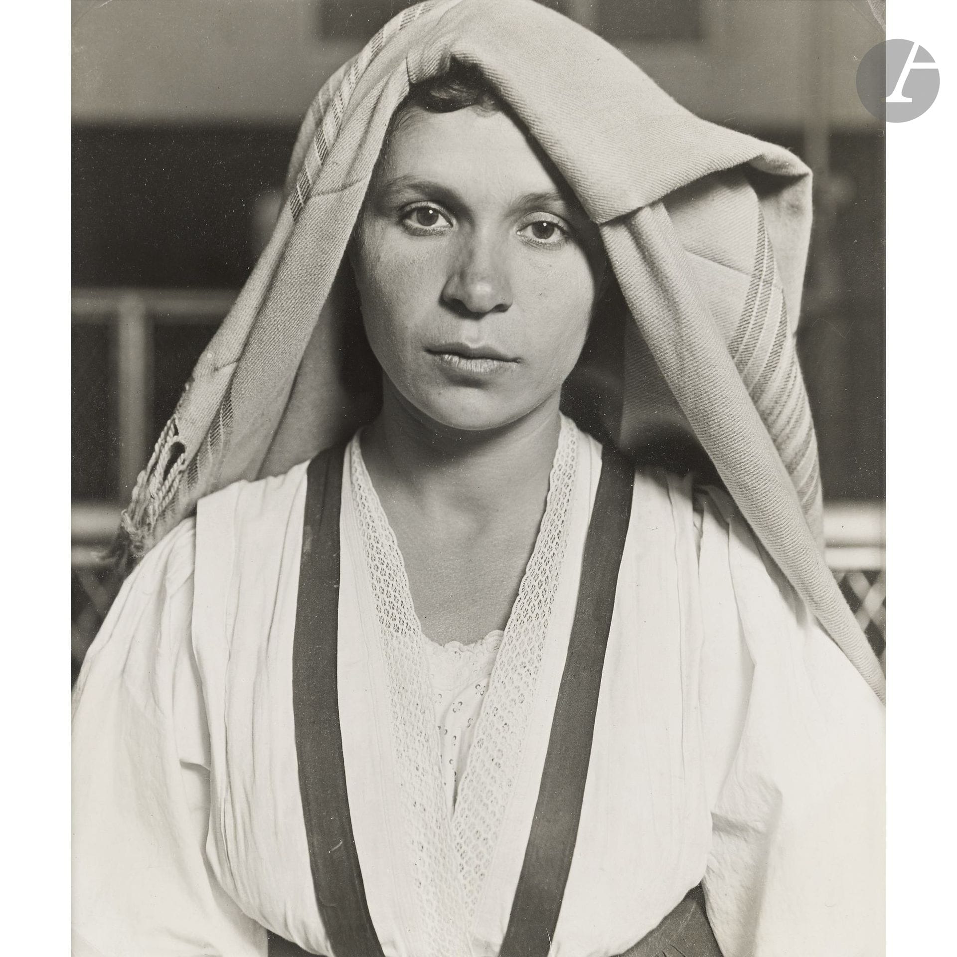 Lewis W. Hine (1874-1940)
Albanian Immigrant. Ellis Island, 1905.
Épreuve argentique (c. 1930). Tampon « Lewis W. Hine - Interpretative Photography », tampon de presse, légendes imprimées et annotations à l’encre « From the Lewis H. Hine Memorial Collection - Photo League » au verso.
21,4 x 18,5 cm - cadre
