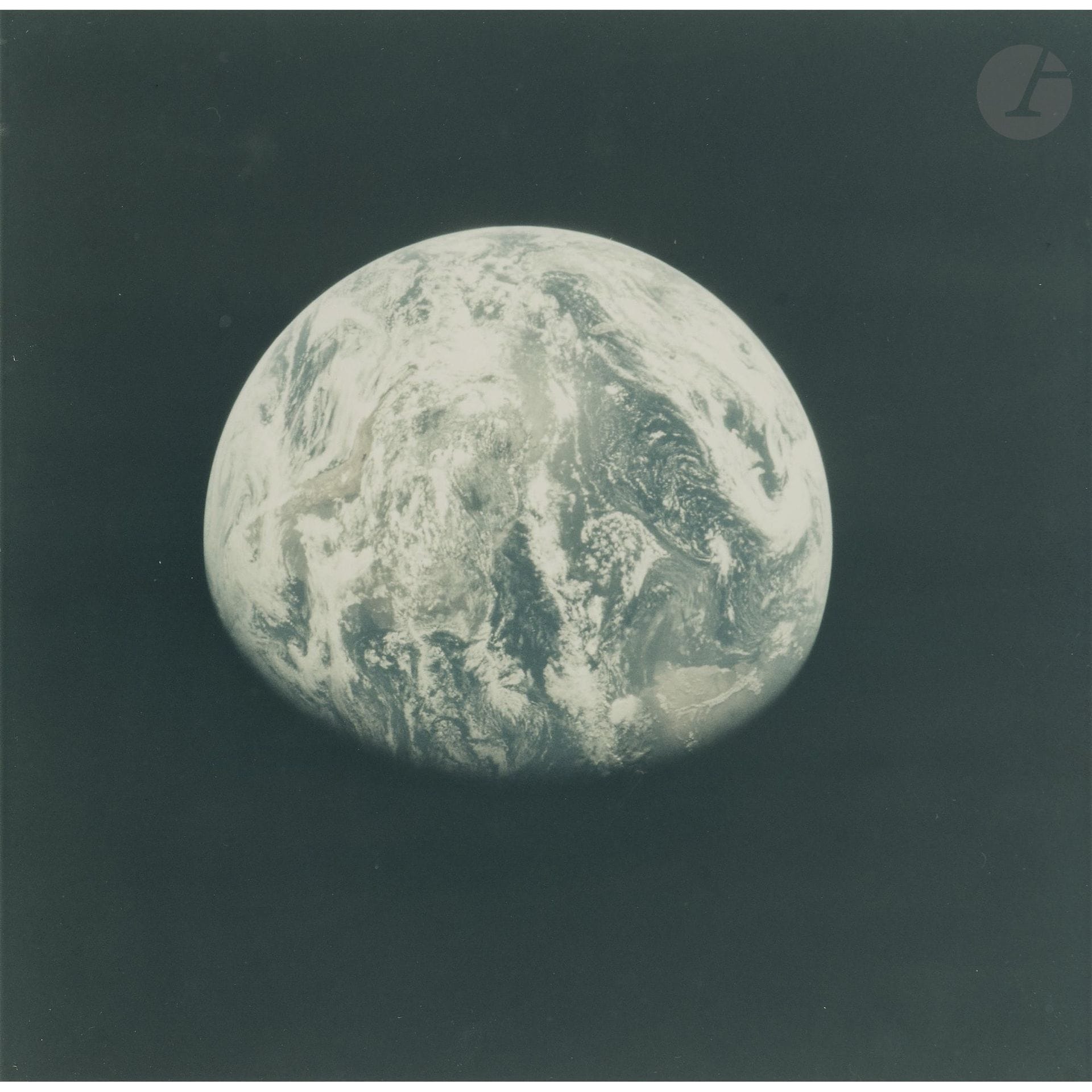 NASA
Apollo 15, 26 juillet 1971.
Vue de la Terre.
Épreuve chromogénique d’époque sur papier « A Kodak Paper ». Numérotation NASA AS15-91-12343 en rouge dans la marge droite. Légende imprimée au verso.
Image : 17,8 x 18,2 cm 
Feuille : 25,3 x 20,5 cm - cadre