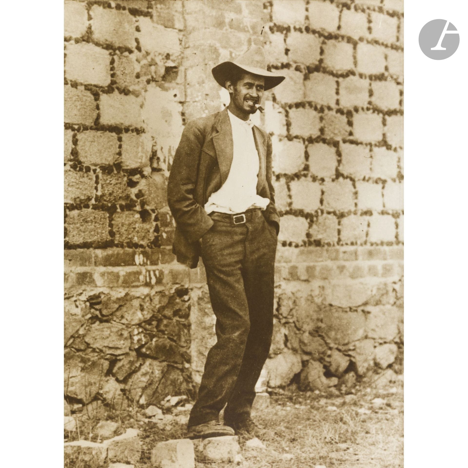 Agustín-Víctor Casasola (1874-1938) - Hugo Brehme (1882-1954)
Révolution mexicaine, c. 1910-1920.
Emiliano Zapata. Pancho Villa. Fortino Samano quelques instants avant son exécution. Révolutionnaires à Cuernavaca. Chefs zapatistes. Soldats. Marchand de jouets. Pajareros
12 épreuves argentiques (c. 1960). Nombreux tampons « Bazar de fotografia » ou « Fotografia : Archivo Casasola - Instituto Nacional de Antropologia e Historia » aux versos.
Formats : 35,5 x 28 cm (9) et 38,5 x 49 cm (3)

On joint :
Agustín-Víctor Casasola (1874-1938)
Emiliano Zapata, 1911.
Épreuve argentique (c. 1990). Étiquette du service de communication du Kunsthaus de Zurich au verso.
22,8 x 15,3 cm avec marges