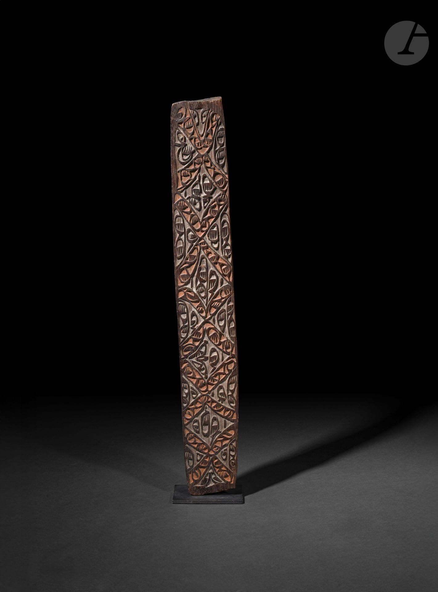 Bouclier Asmat, Papouasie-Nouvelle-Guinée
Hauteur : 84 cm
Bois et pigments.
Sculpté dans un seul tronc, ce grand bouclier est représentatif des productions des Asmat, célèbres pour la puissance expressive de leurs œuvres. Orné de figures ancestrales et de motifs symboliques, il participait autant à la protection qu’à l’affirmation de l’identité du groupe, traduisant l’importance des ancêtres dans la pensée et les pratiques rituelles asmat.

Provenance : 
Galerie américaine.