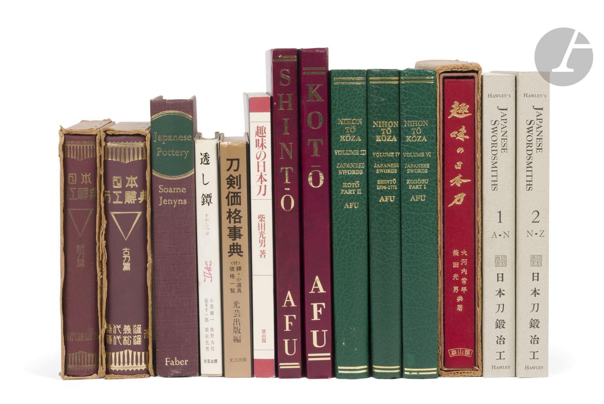 Ensemble de quatorze ouvrages sur la céramique japonaise, les sabres et les montures de sabre :
- Soame Jenyns, Japanese Pottery.
- Hawley’s Japanese Swordsmiths, deux volumes.
- Nihon to koza, trois volumes : II (Koto Kantei), IV (Shinto Kantei) et VI (Kodogu).
- Fujishiro Yoshio et Fujishiro Matsuo, Nihon Koto Jiten, Nihon Shinto Jiten (dictionnaire des lames koto et shinto), deux volumes.
- Nihon Toko Jiten (dictionnaire des forgerons), deux volumes Koto, Shinto.
- Okochi Sohei et Mitsuo Shibata, Shumi no Nihon to (sabres japonais pour les amateurs), un volume couverture souple et un volume couverture dure.
- Kenichi Kokubo, Daiko Sasano, Senichiro Masumoto, Mitsuo Shibata, Sukashi tsuba. 
- Token kakaku jiten (encyclopédie des prix des sabres), Kogei Publishing.