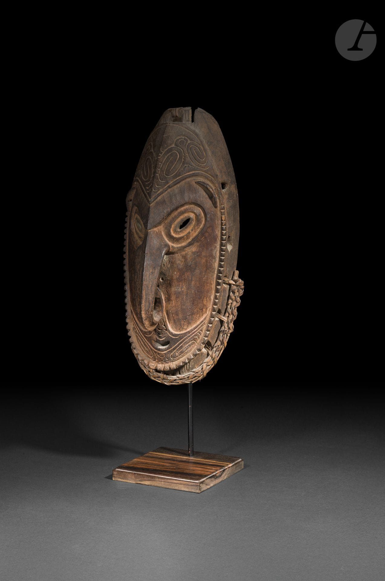 Masque, vallée de la rivière Ramu, Papouasie-Nouvelle-Guinée
Hauteur : 50 cm
Bois.
Ce masque se distingue par son imposant nez sculpté, élément caractéristique de nombreuses productions de la vallée de la rivière Ramu. Dépourvu de décor gravé, il tire toute sa force de l’équilibre de ses volumes et de la sobriété de son modelé. Cette économie de moyens confère à l’œuvre une remarquable puissance expressive, caractéristique des traditions sculpturales de cette région.

Provenance :
- Collection Donat, Berlin, acquis avant 1920.
- Jo de Buck, Bruxelles (certificat du 6/10/2002).