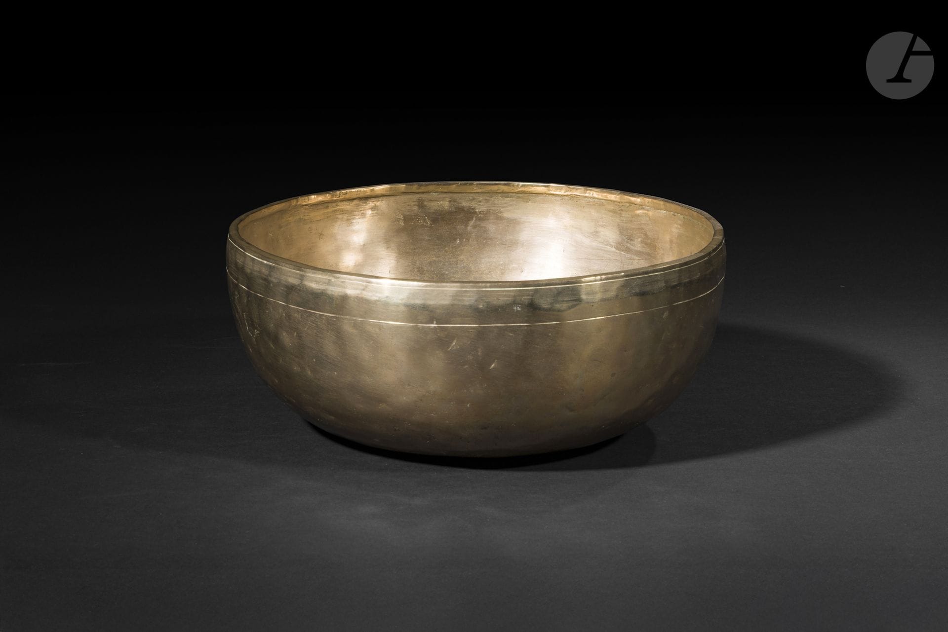 Grand bol en airain, Tibet, XXe siècle
Le bol chantant martelé sur sa surface extérieure, un double cercle dans le fond.
13,2 x 31 cm