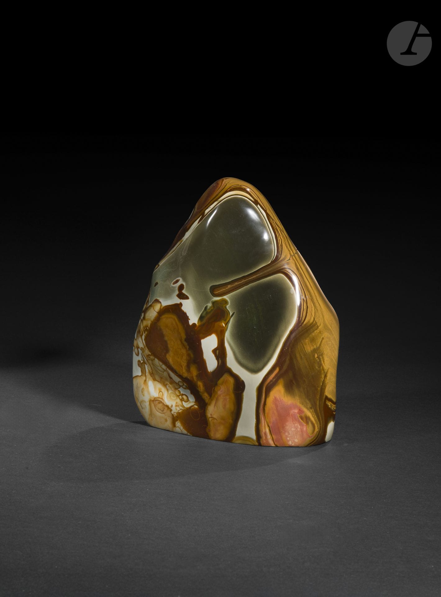 Bloc de jaspe polychrome
Hauteur : 23,5 cm ; poids : 7550 g
Éclat sur une veine.