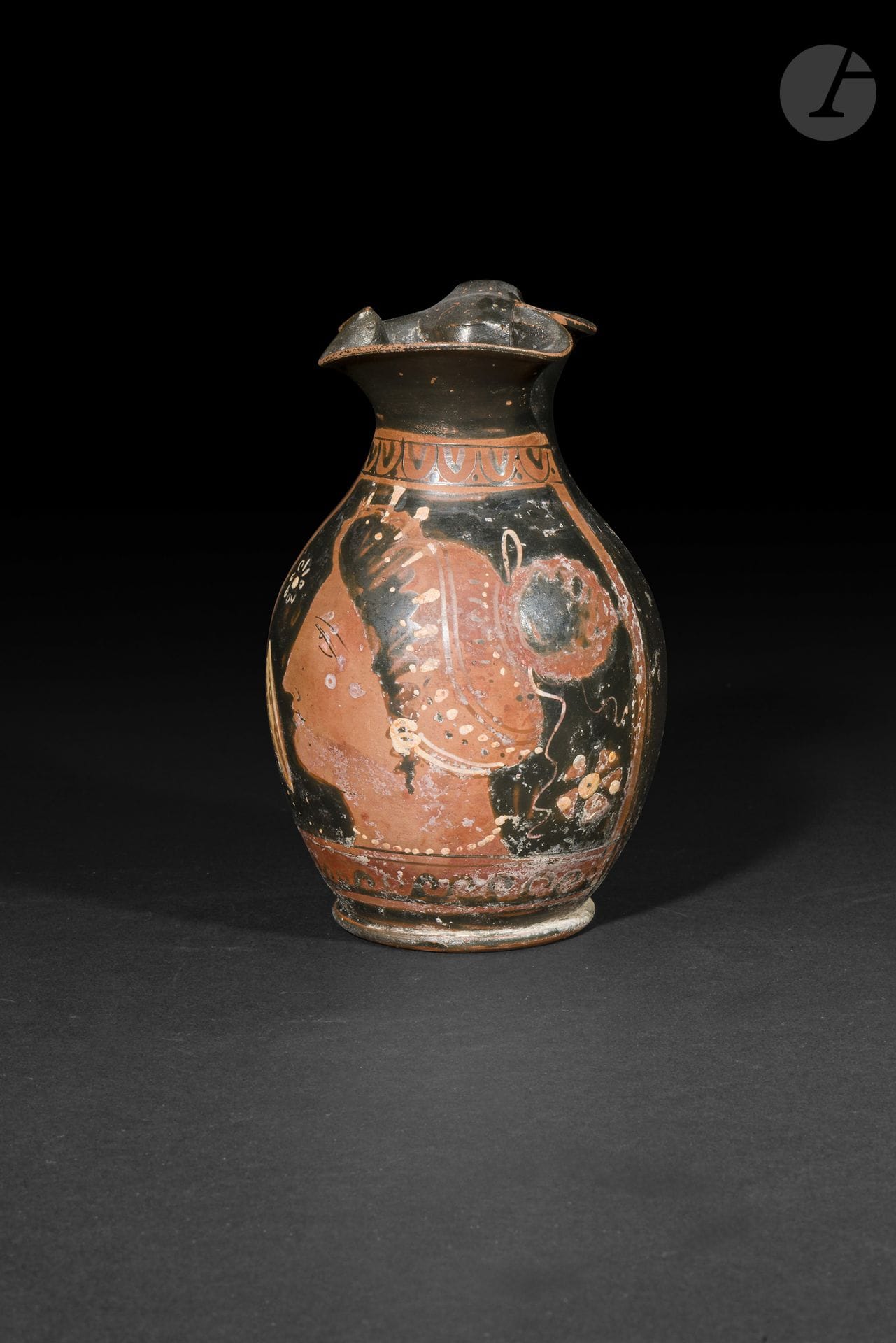 Œnochoé à bec trilobé, ornée sur la panse d’un profil de ménade
Le champ est décoré de rosettes.
Céramique à figures rouges.
Grande-Grèce, IVe siècle av. J.-C.
Hauteur : 16,4 cm